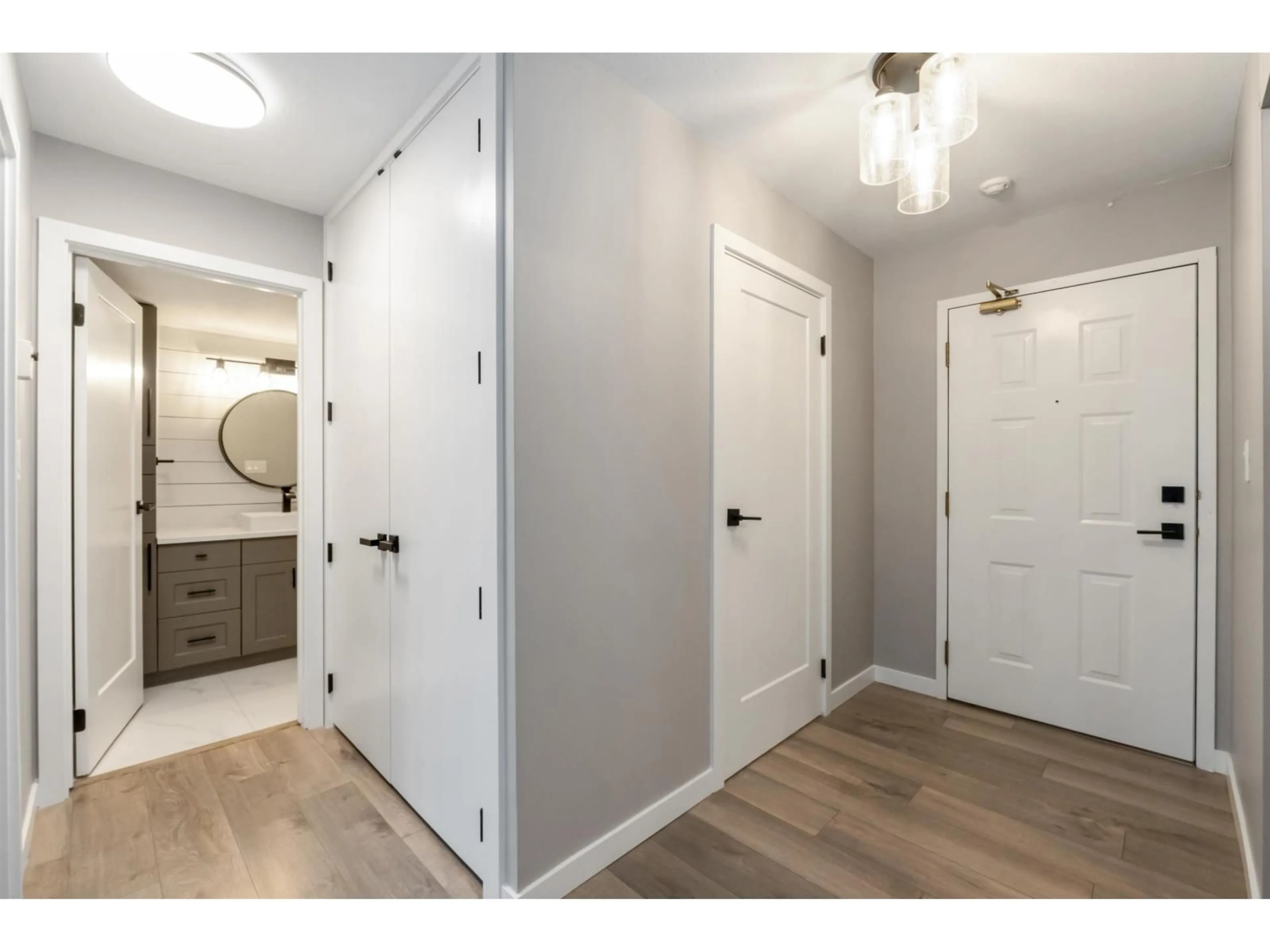 Indoor entryway for 203 - 2567 VICTORIA, Abbotsford British Columbia V2T2T4