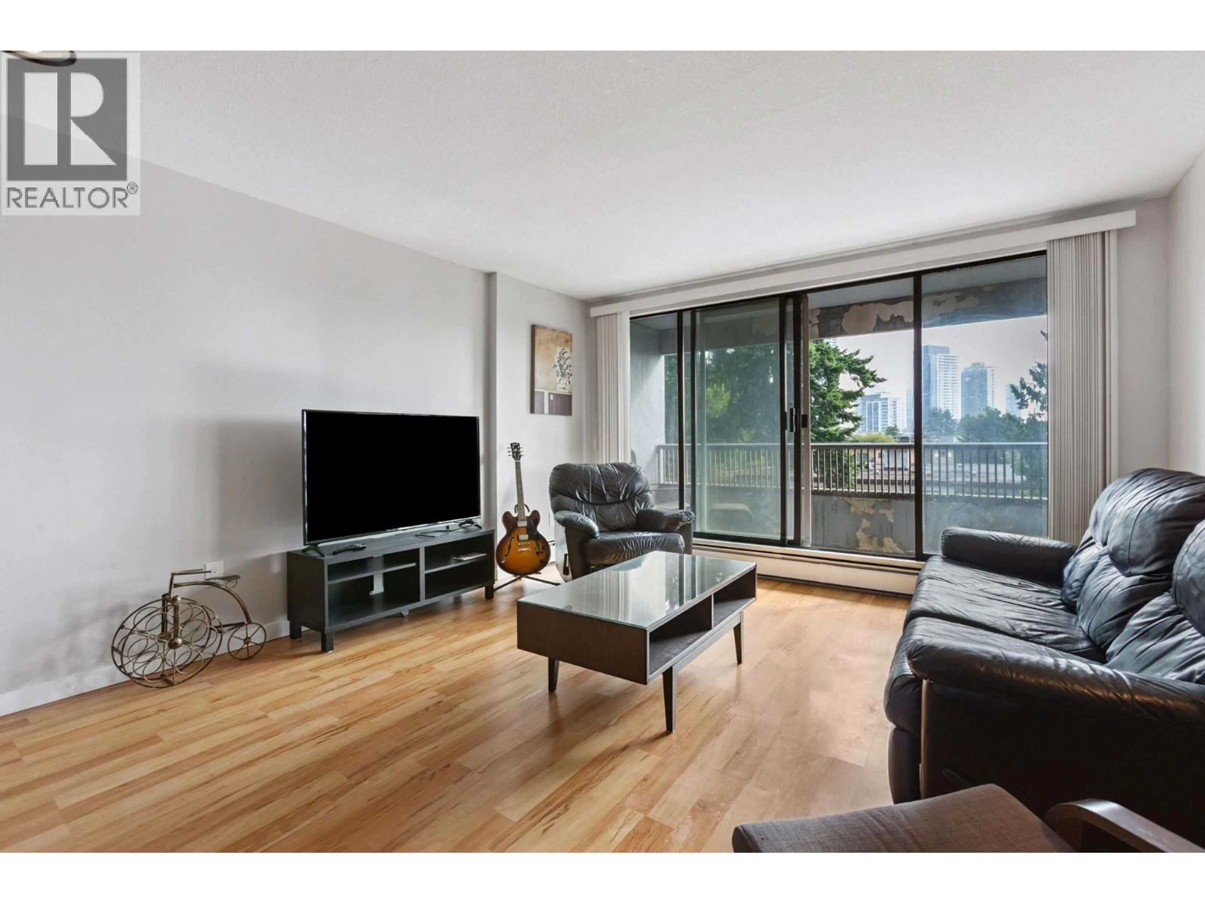 Living room with furniture, wood/laminate floor for 505 - 6595 WILLINGDON AVENUE, Burnaby British Columbia V5H4E5