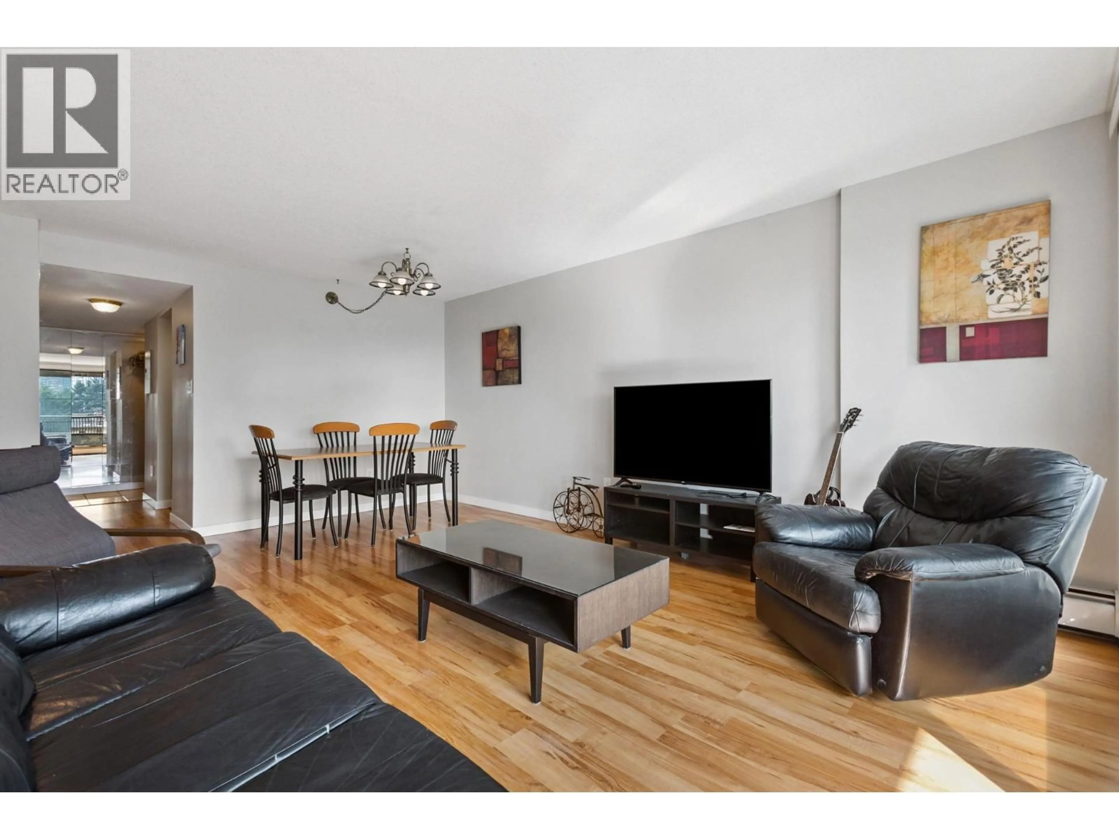 Living room with furniture, wood/laminate floor for 505 - 6595 WILLINGDON AVENUE, Burnaby British Columbia V5H4E5