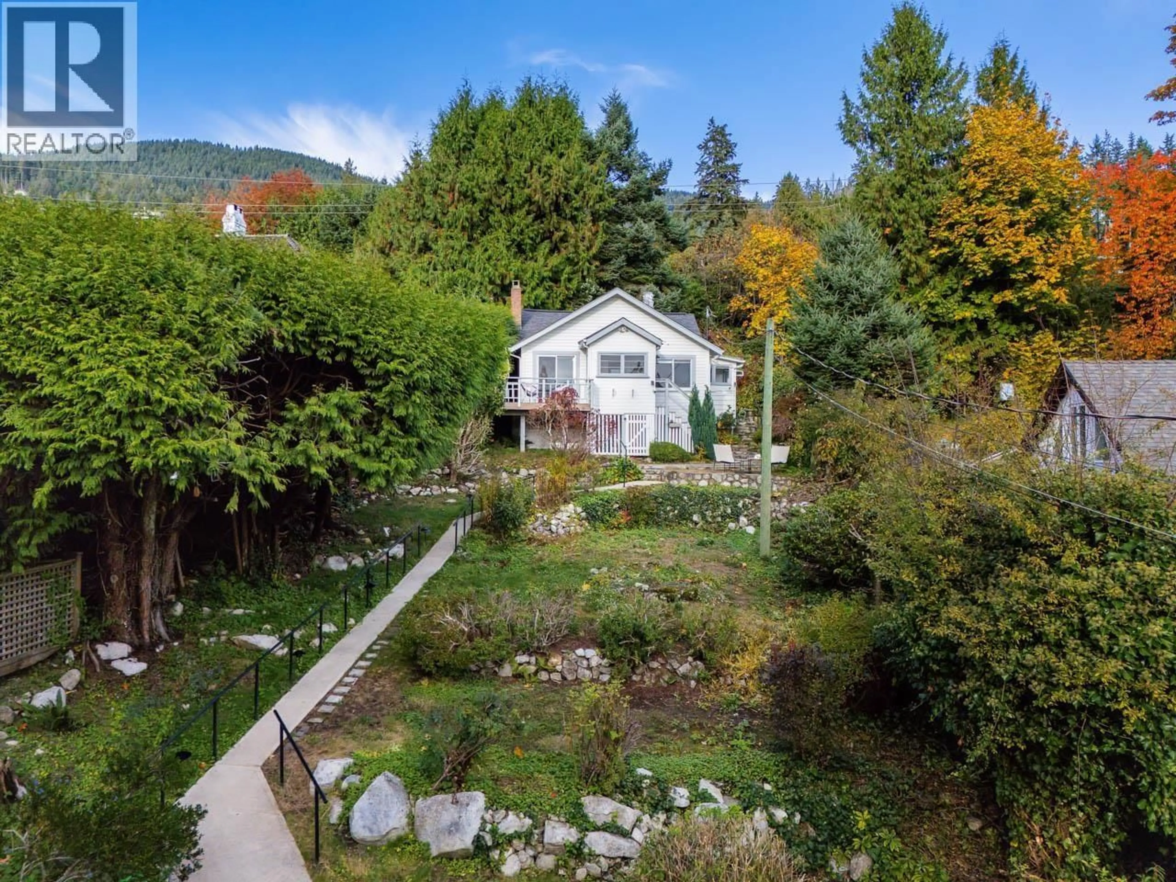 A pic from outside/outdoor area/front of a property/back of a property/a pic from drone, mountain view for 3245 TRAVERS AVENUE, West Vancouver British Columbia V7V1G5