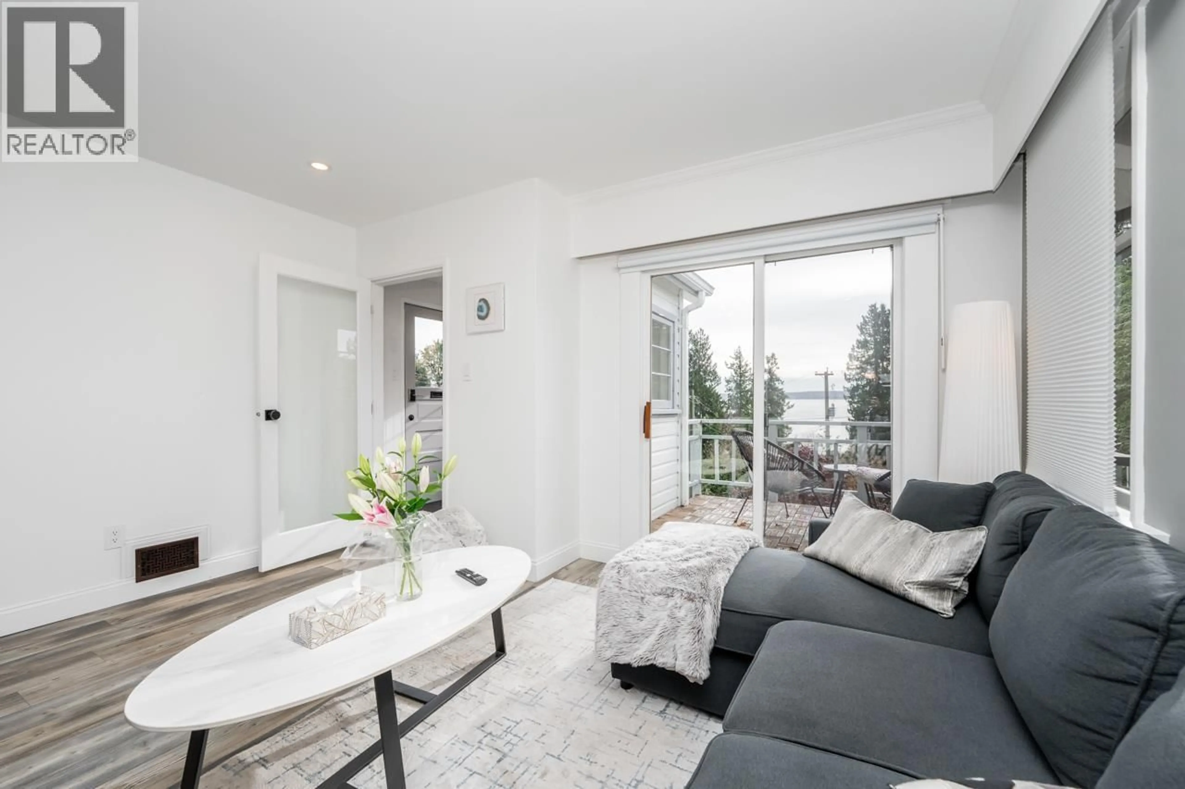 Living room with furniture, unknown for 3245 TRAVERS AVENUE, West Vancouver British Columbia V7V1G5