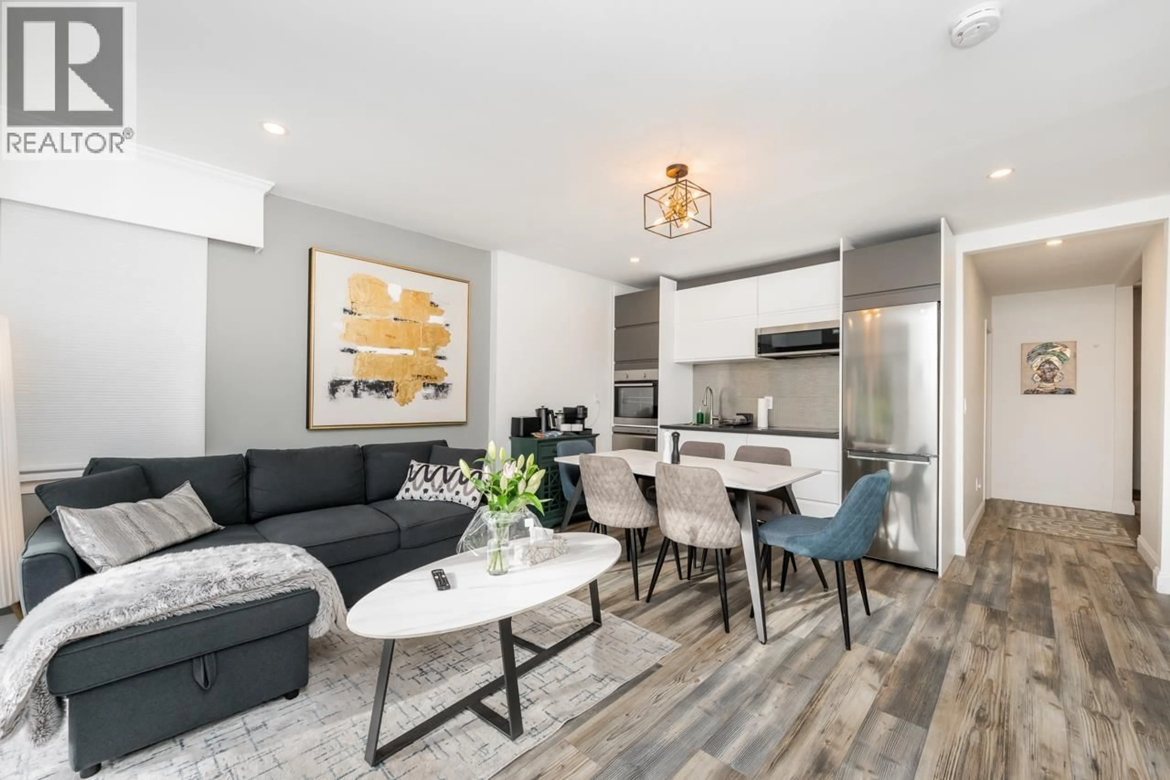 Living room with furniture, wood/laminate floor for 3245 TRAVERS AVENUE, West Vancouver British Columbia V7V1G5