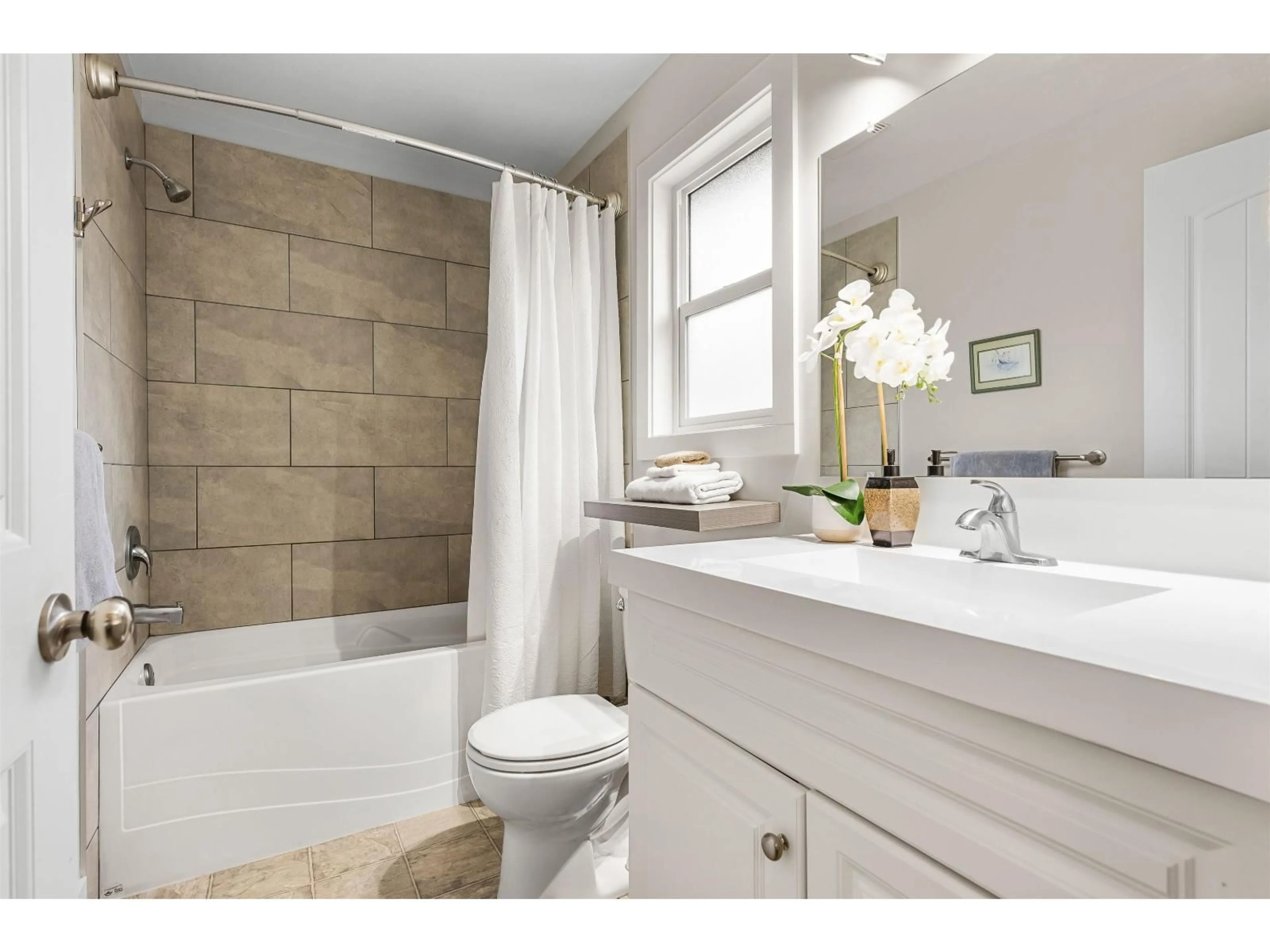 Standard bathroom, ceramic/tile floor for 2 - 5648 VEDDER ROAD, Chilliwack British Columbia V2R3M8