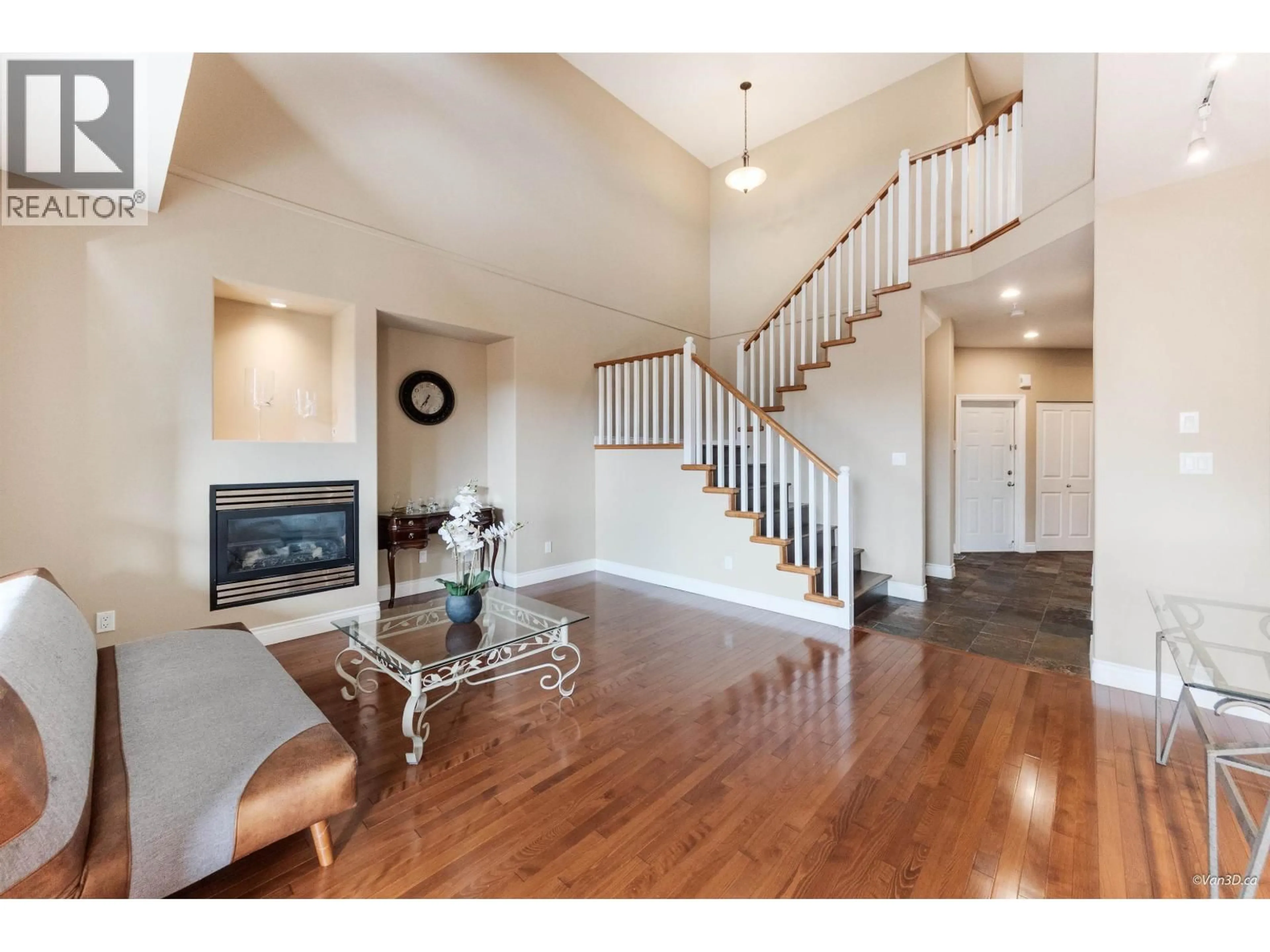 Indoor entryway for 26 - 1705 PARKWAY BOULEVARD, Coquitlam British Columbia V3E3T3