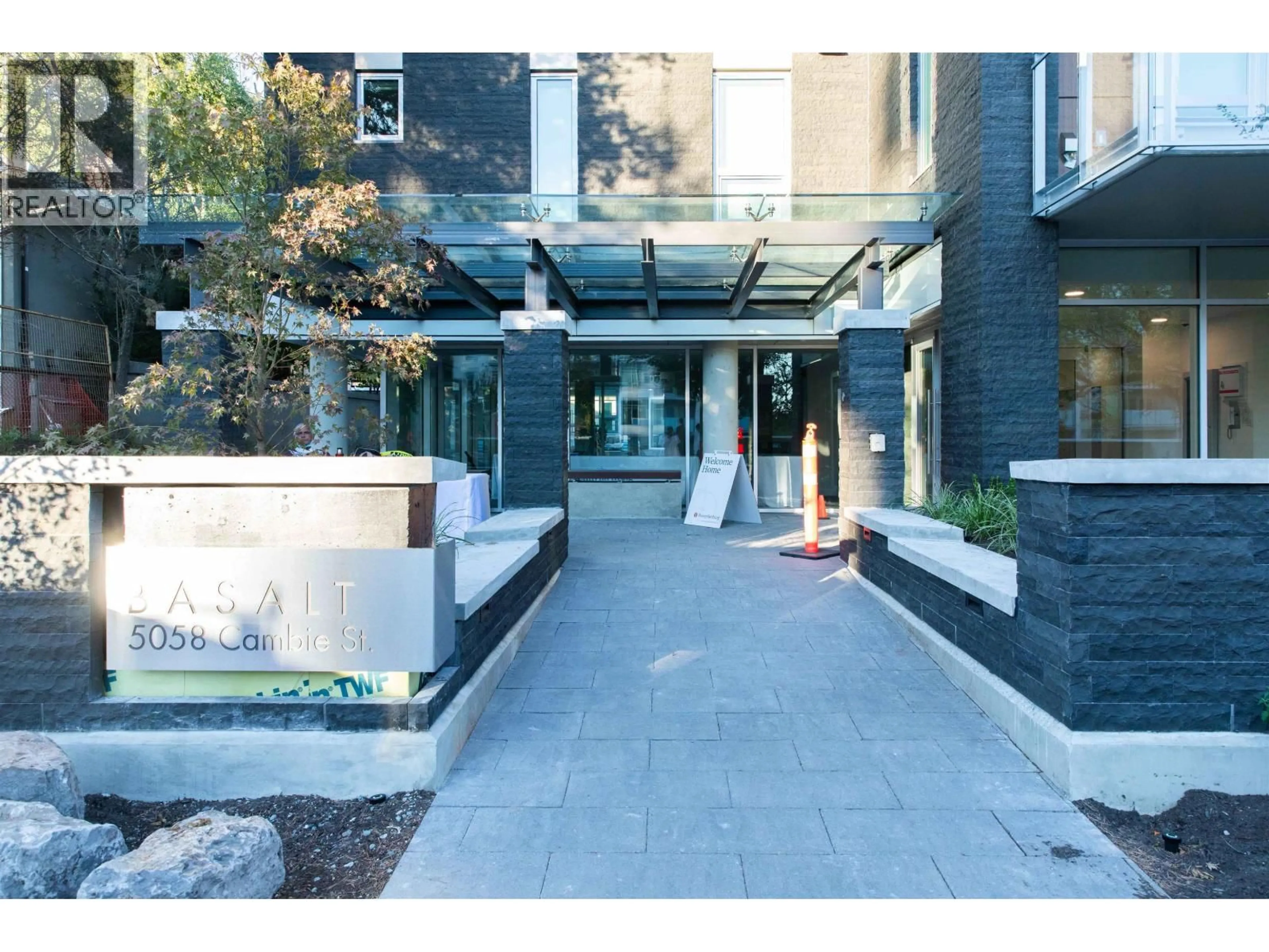 Indoor foyer for 409 - 5058 CAMBIE STREET, Vancouver British Columbia V5Z2Z5