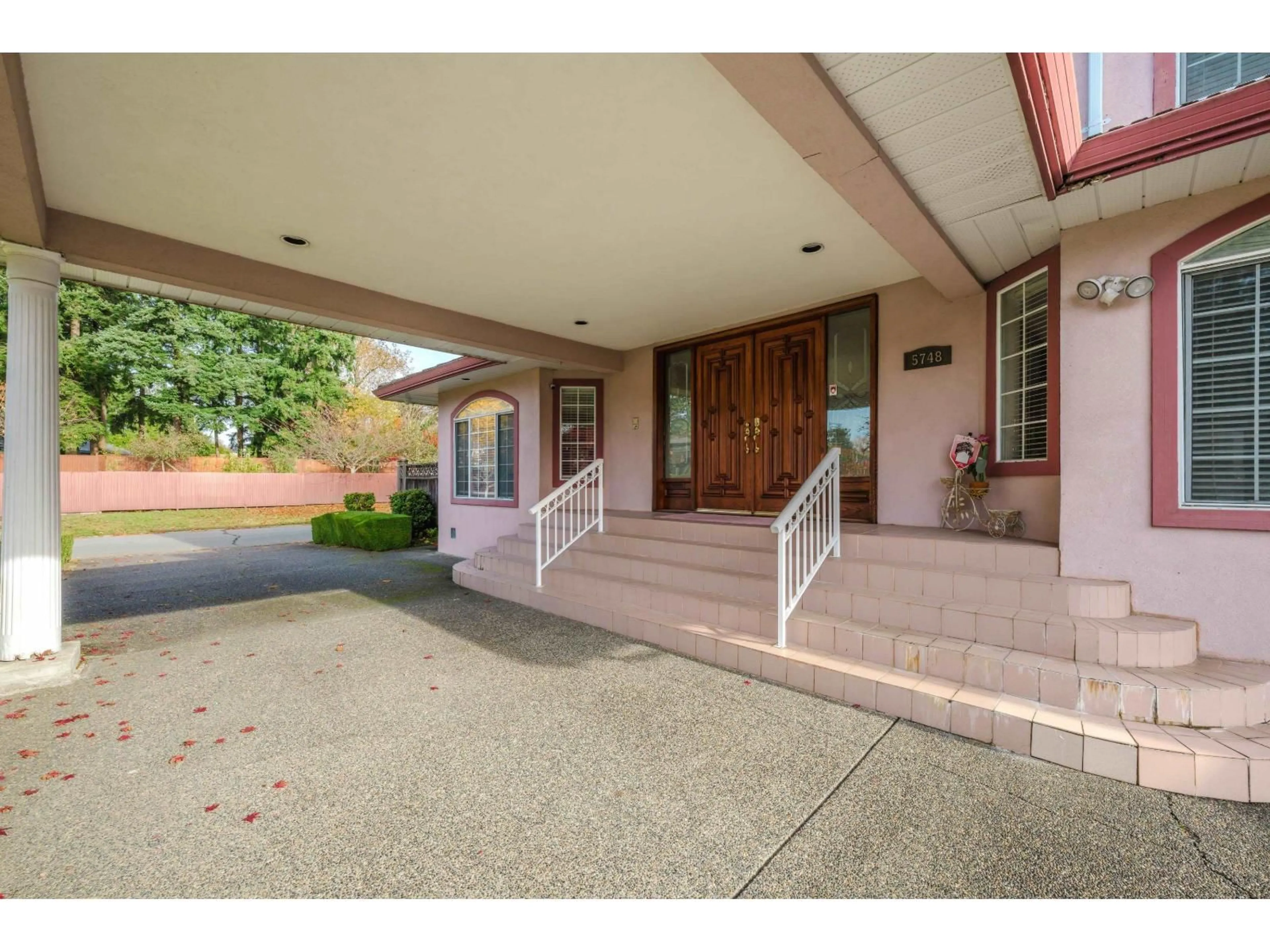 Indoor foyer for 5748 126, Surrey British Columbia V3X3G8