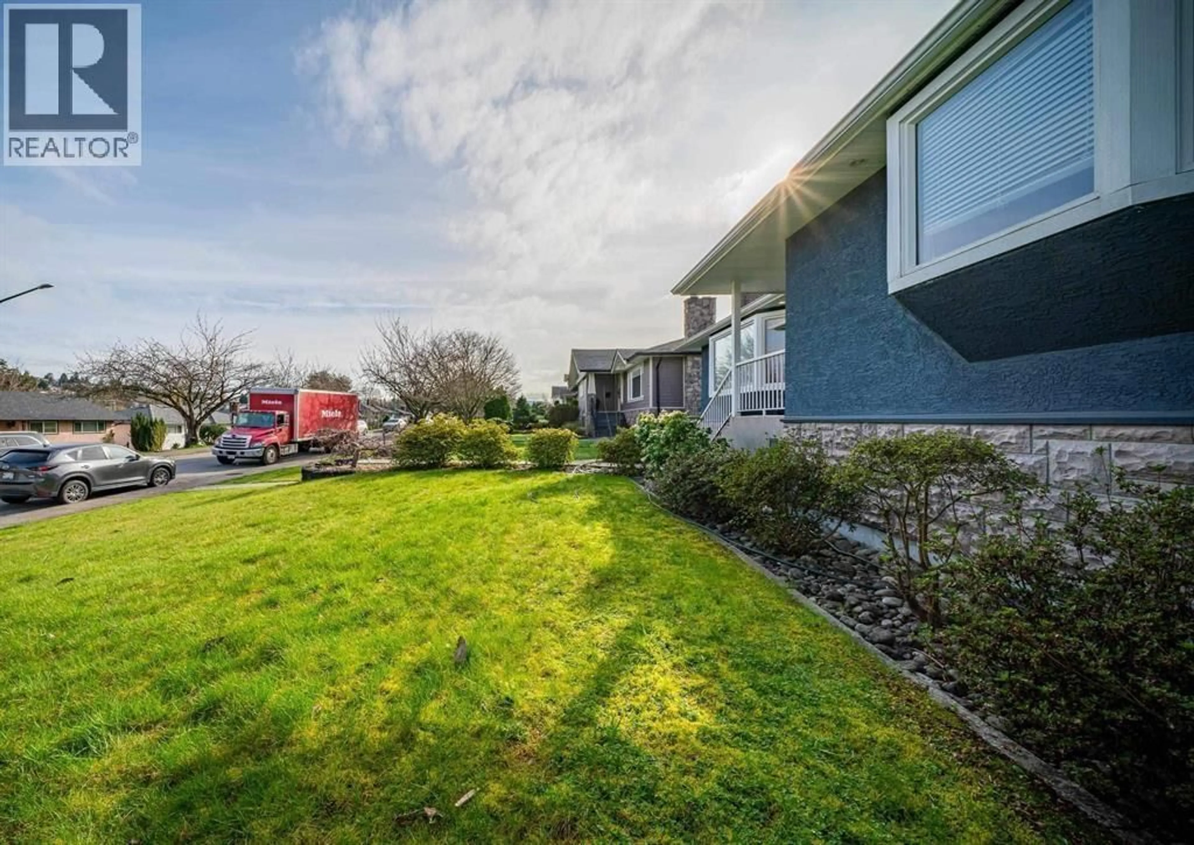 A pic from outside/outdoor area/front of a property/back of a property/a pic from drone, unknown for 4824 FAIRLAWN DRIVE, Burnaby British Columbia V5C3R8