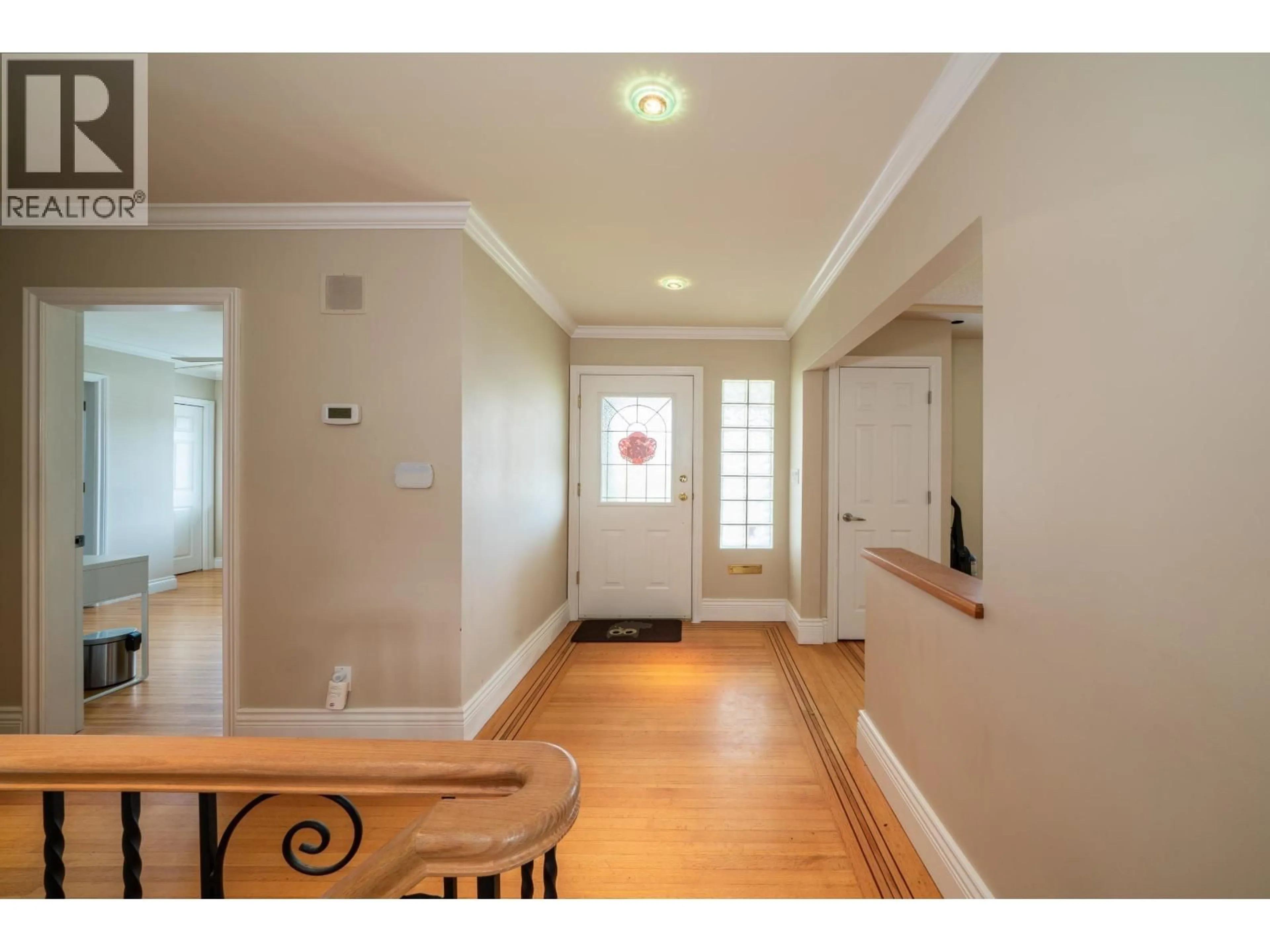 Indoor entryway for 4824 FAIRLAWN DRIVE, Burnaby British Columbia V5C3R8