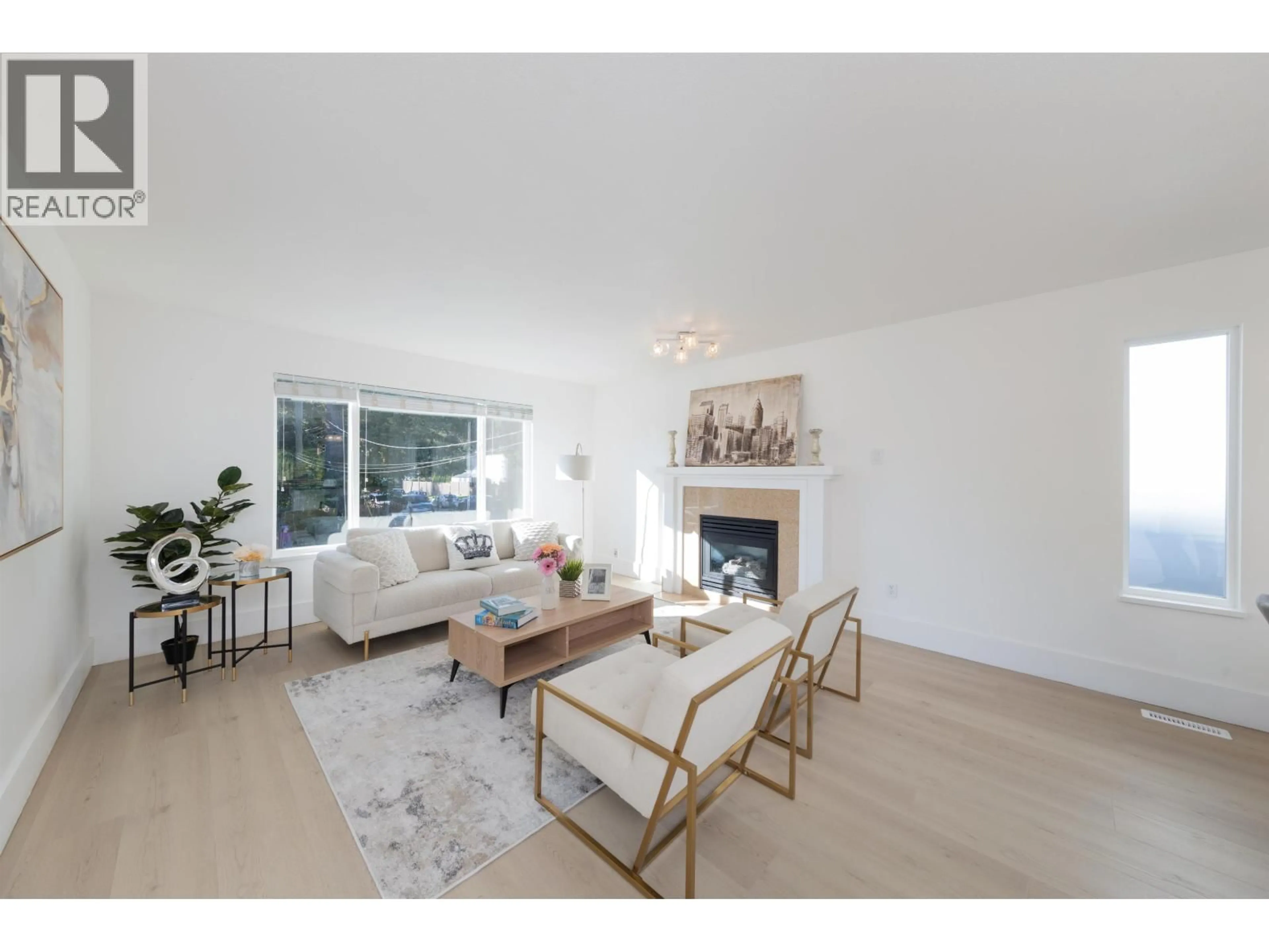 Living room with furniture, wood/laminate floor for 3638 MAGINNIS AVENUE, North Vancouver British Columbia V7K2L6