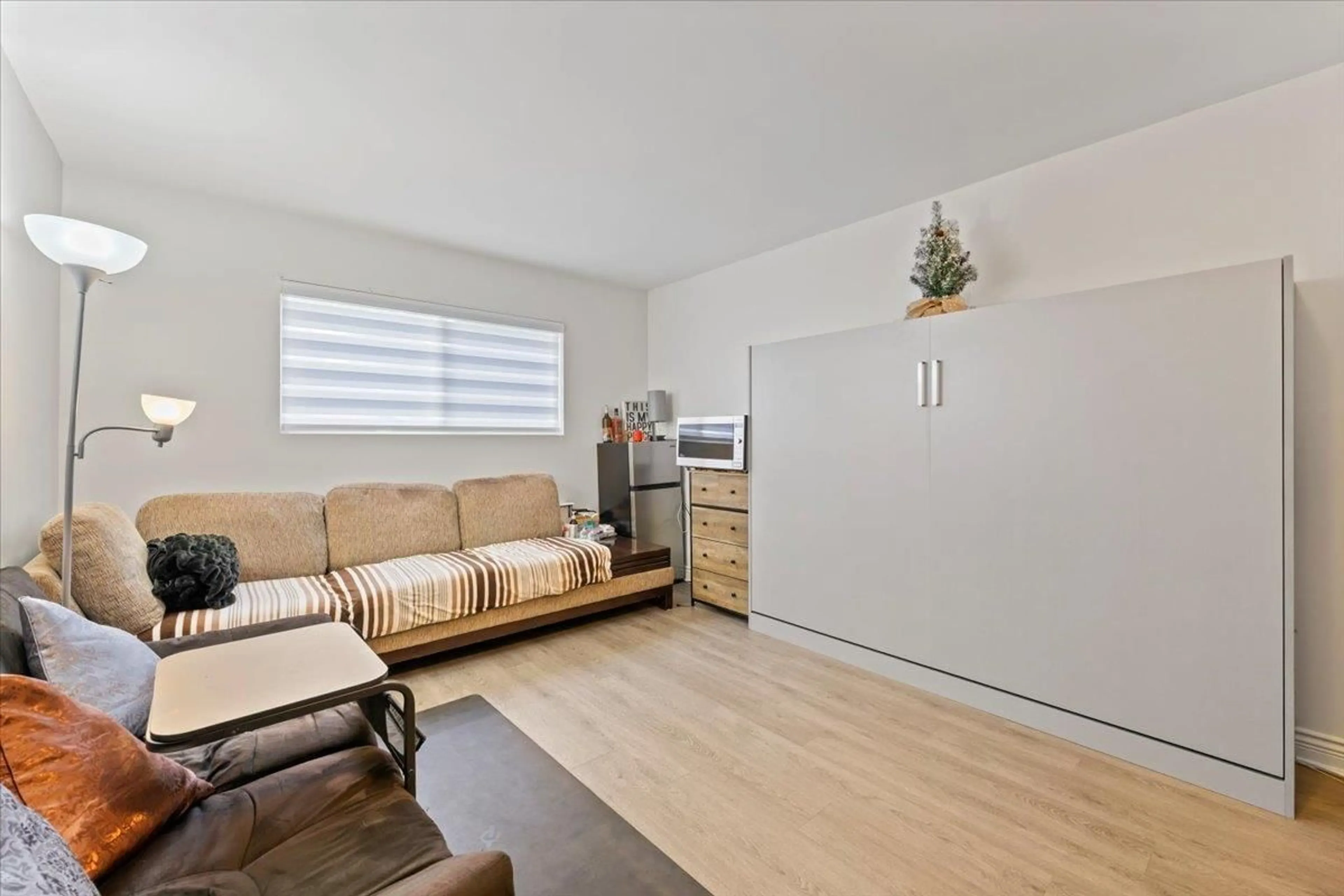 Living room with furniture, wood/laminate floor for 19412 62, Surrey British Columbia V3S7L4