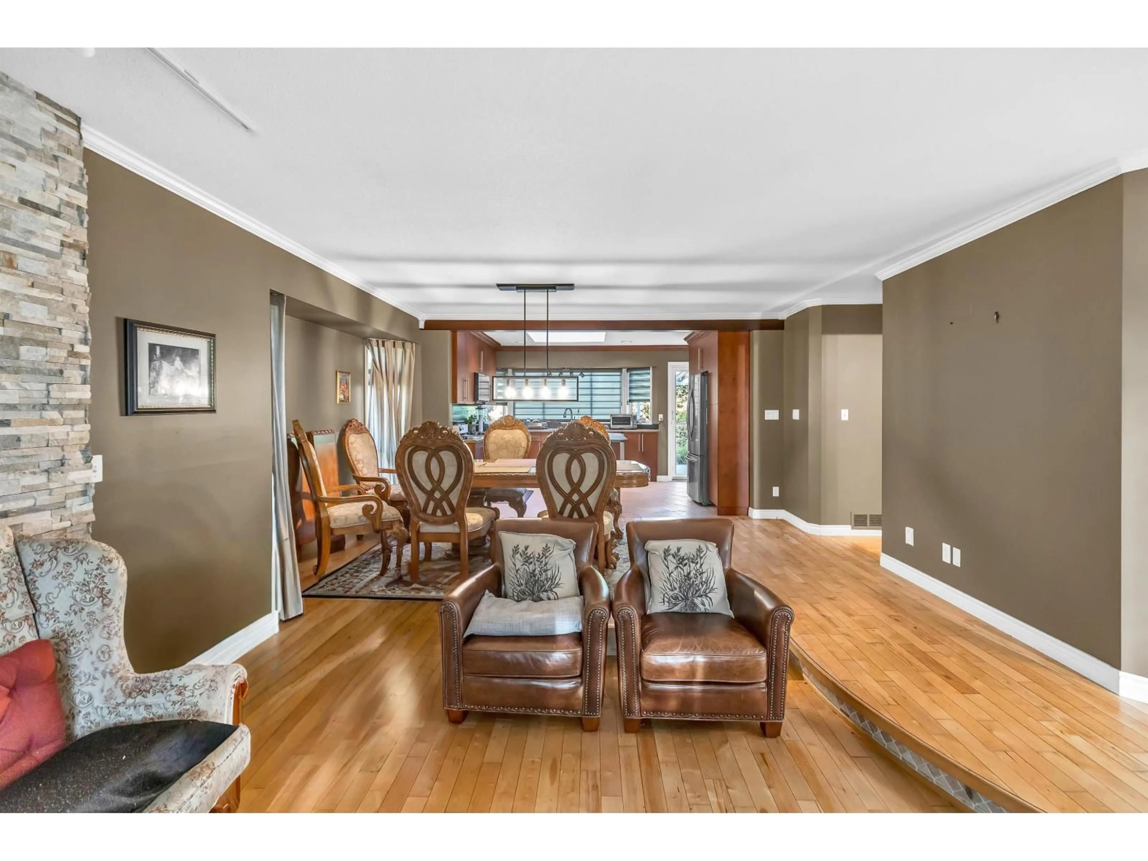 Living room with furniture, wood/laminate floor for 3826 OLD CLAYBURN, Abbotsford British Columbia V3G1H8