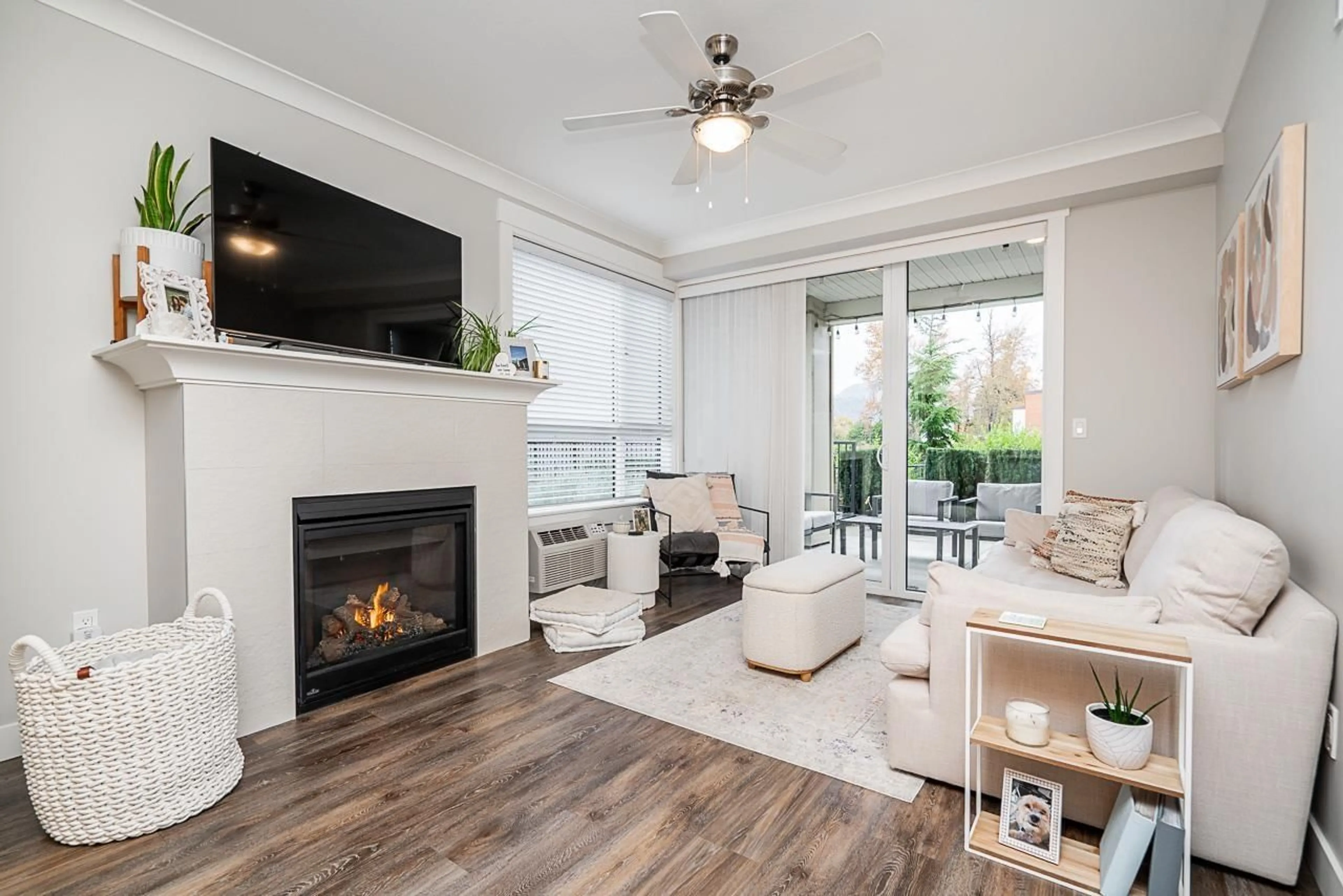 Living room with furniture, wood/laminate floor for 112 - 45761 STEVENSON ROAD, Chilliwack British Columbia V2R0Y7