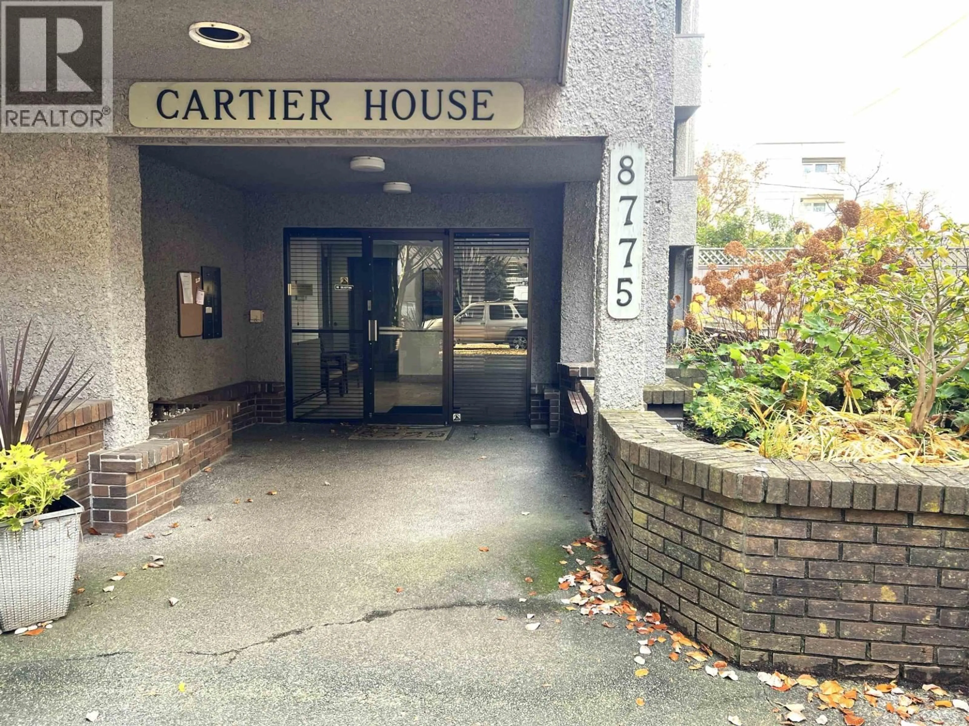 Indoor foyer for 104 - 8775 CARTIER STREET, Vancouver British Columbia V6P4V3