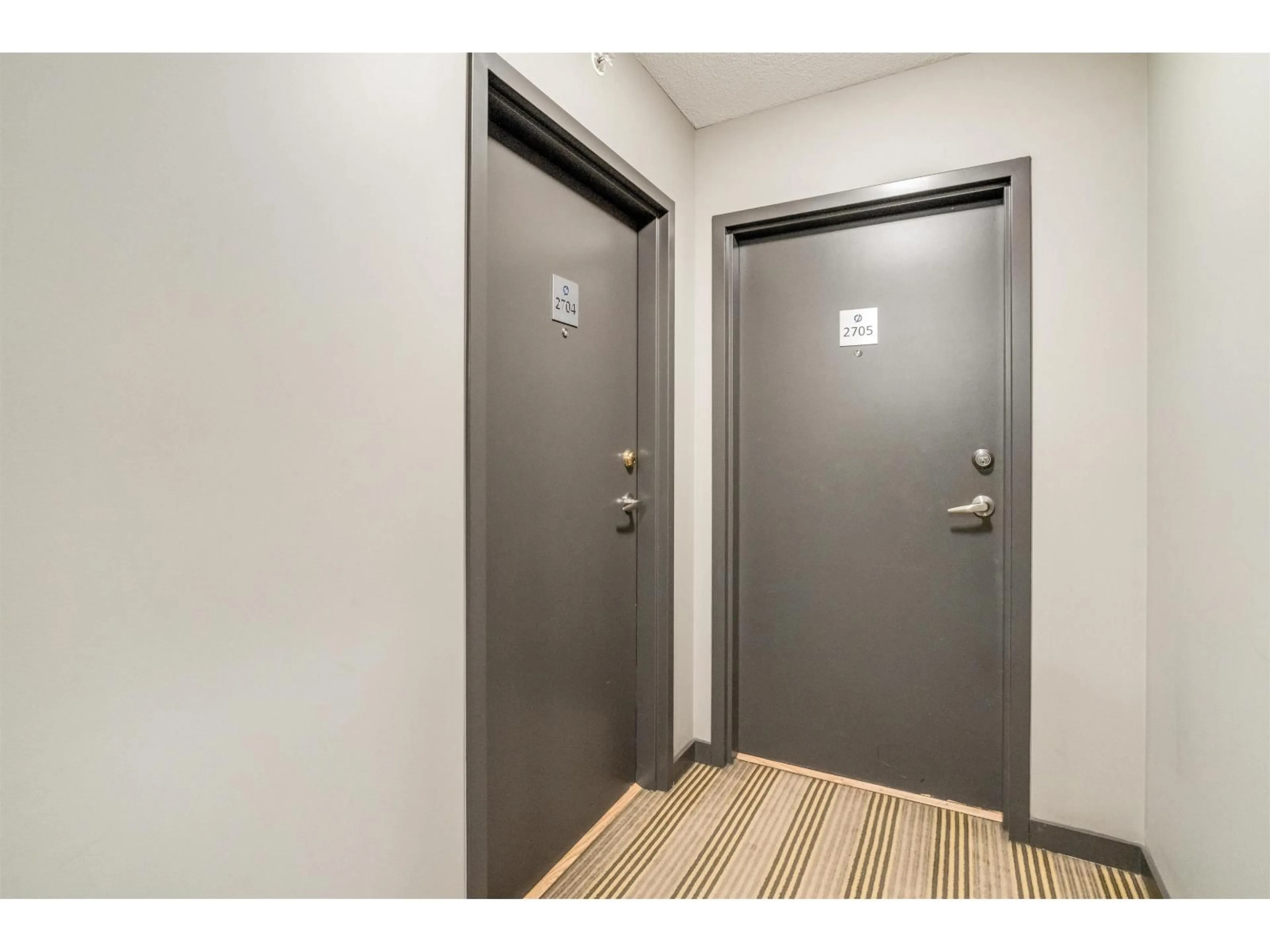 Indoor foyer for 2704 - 9981 WHALLEY BOULEVARD, Surrey British Columbia V3T0G6