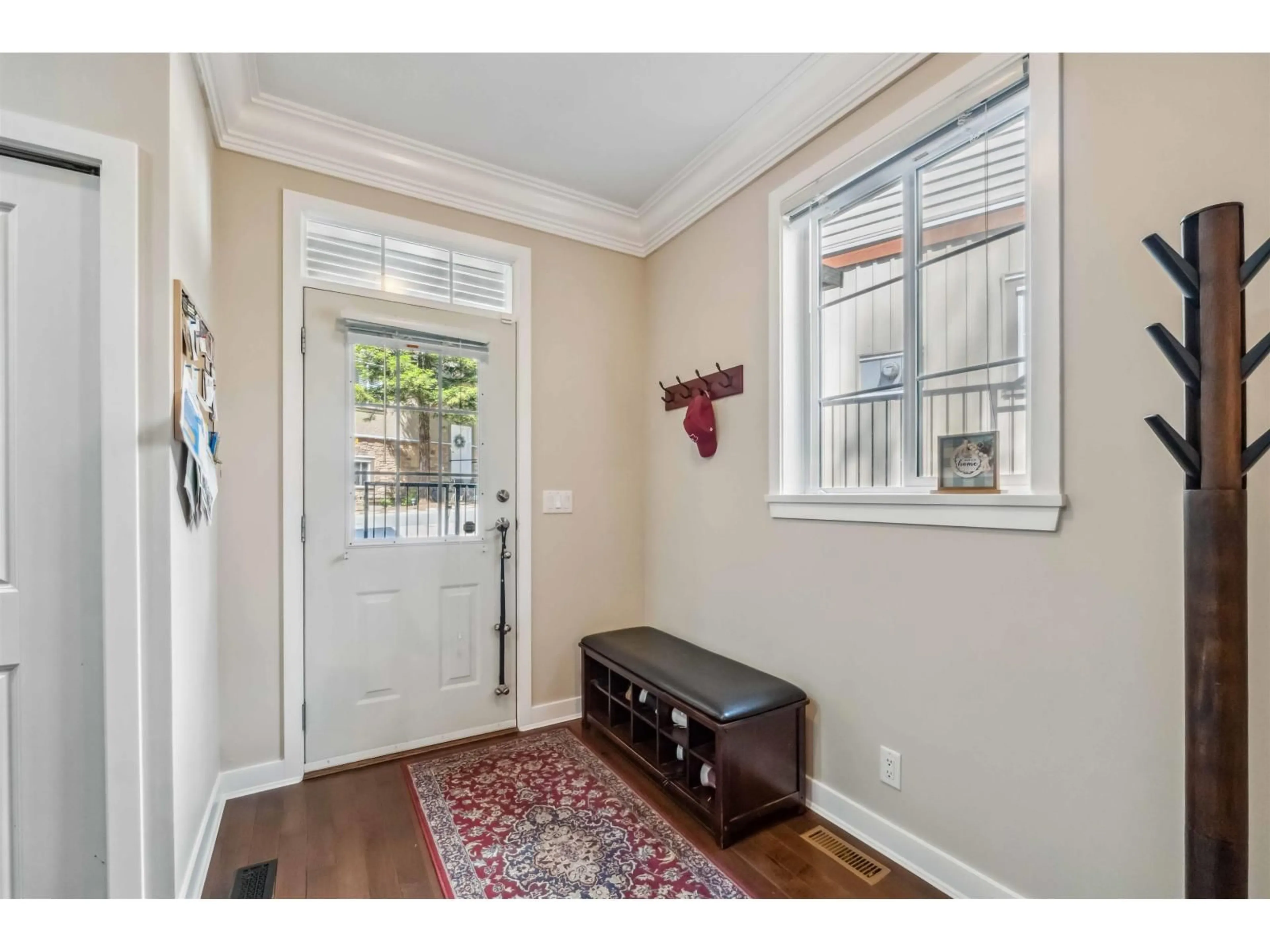 Indoor entryway for 35 - 35626 MCKEE, Abbotsford British Columbia V3G2L6