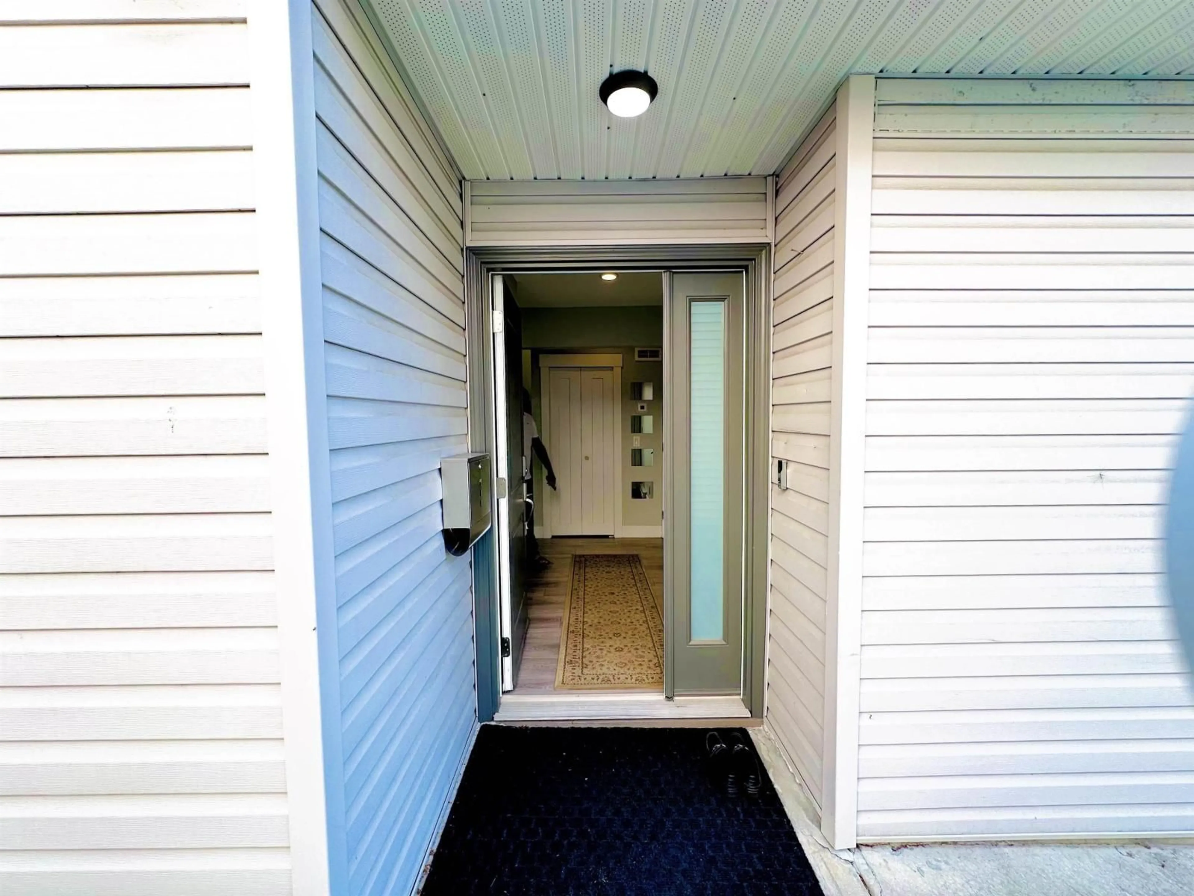 Indoor entryway for 12960 74 AVENUE, Surrey British Columbia V3W7J8