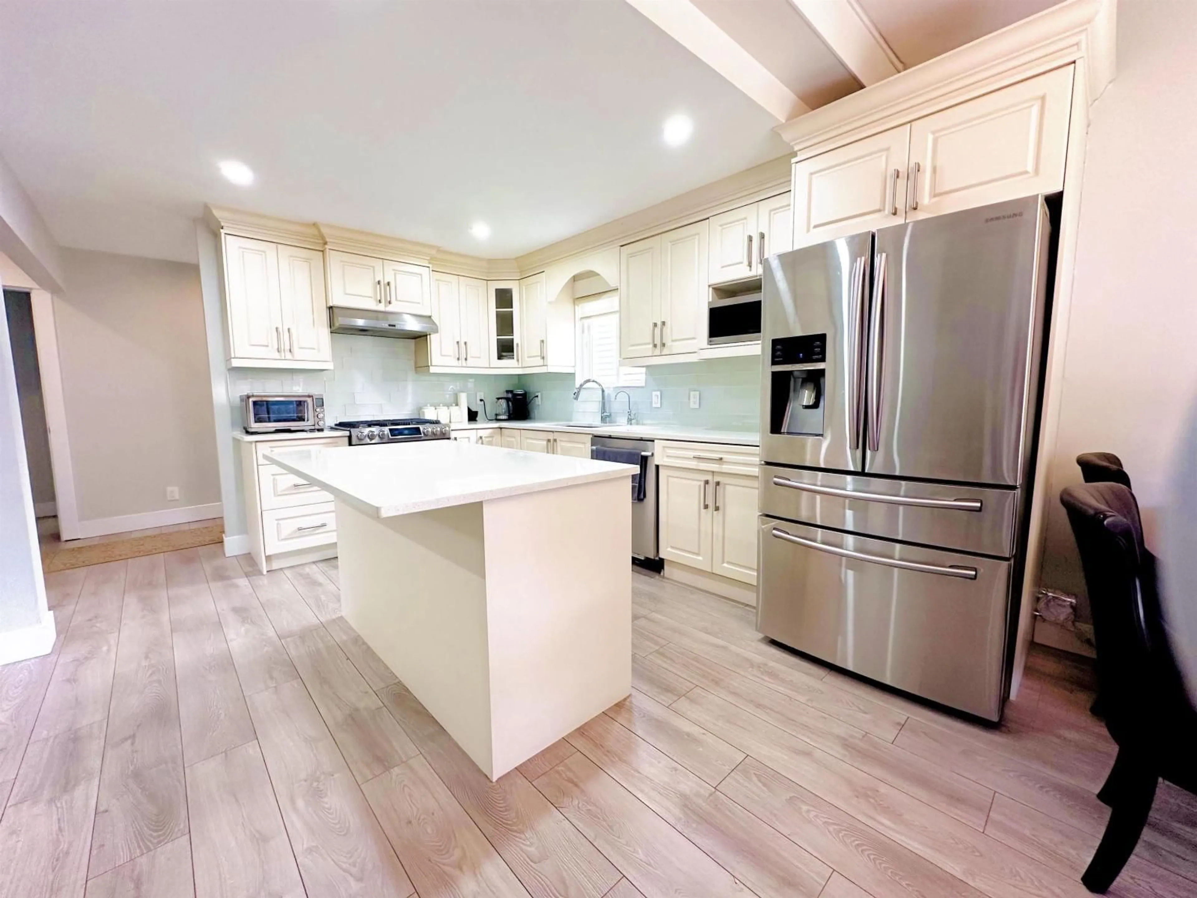 Open concept kitchen, unknown for 12960 74 AVENUE, Surrey British Columbia V3W7J8