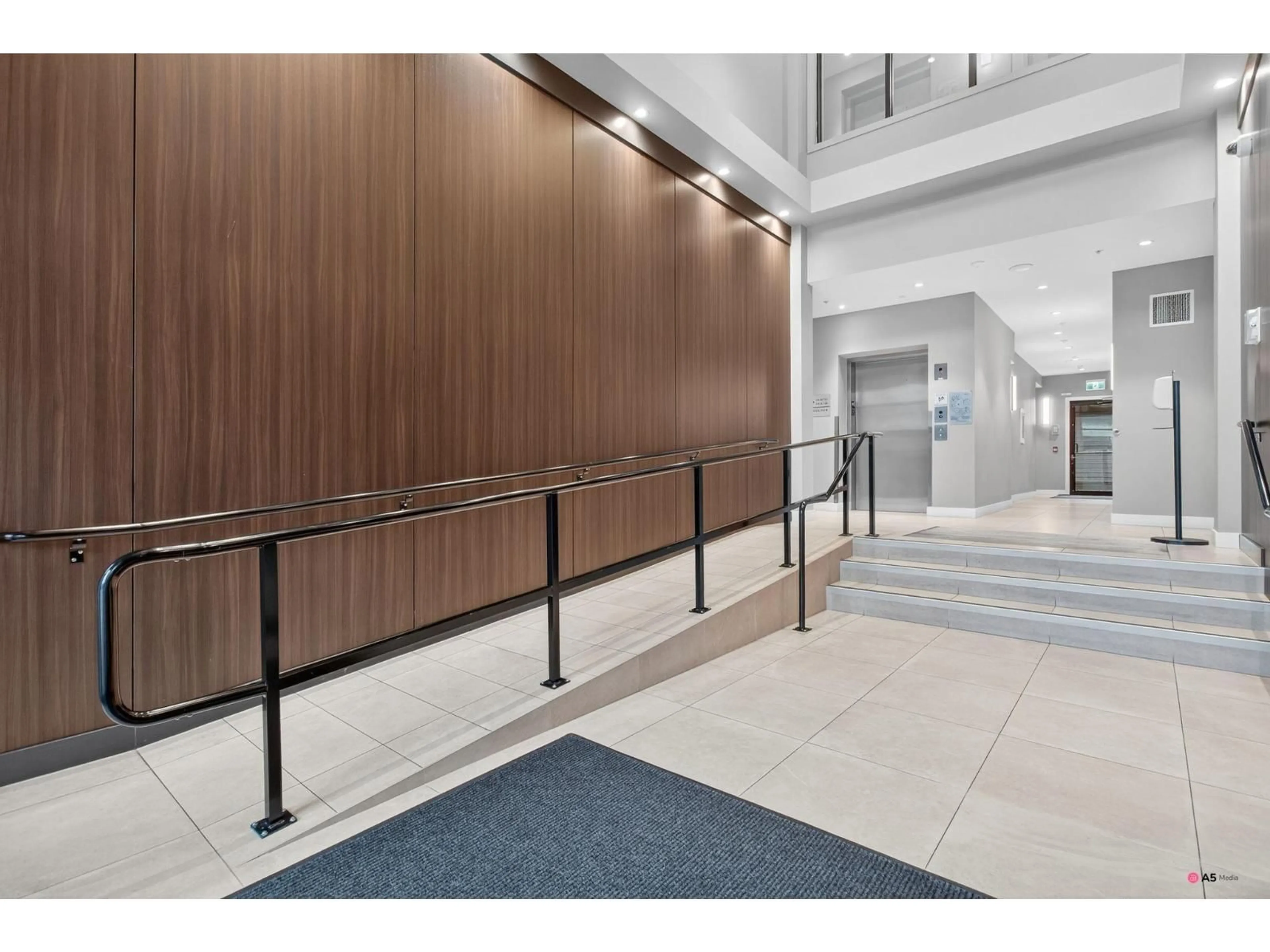 Indoor foyer for 6 - 11077 RAVINE, Surrey British Columbia V3T0R7