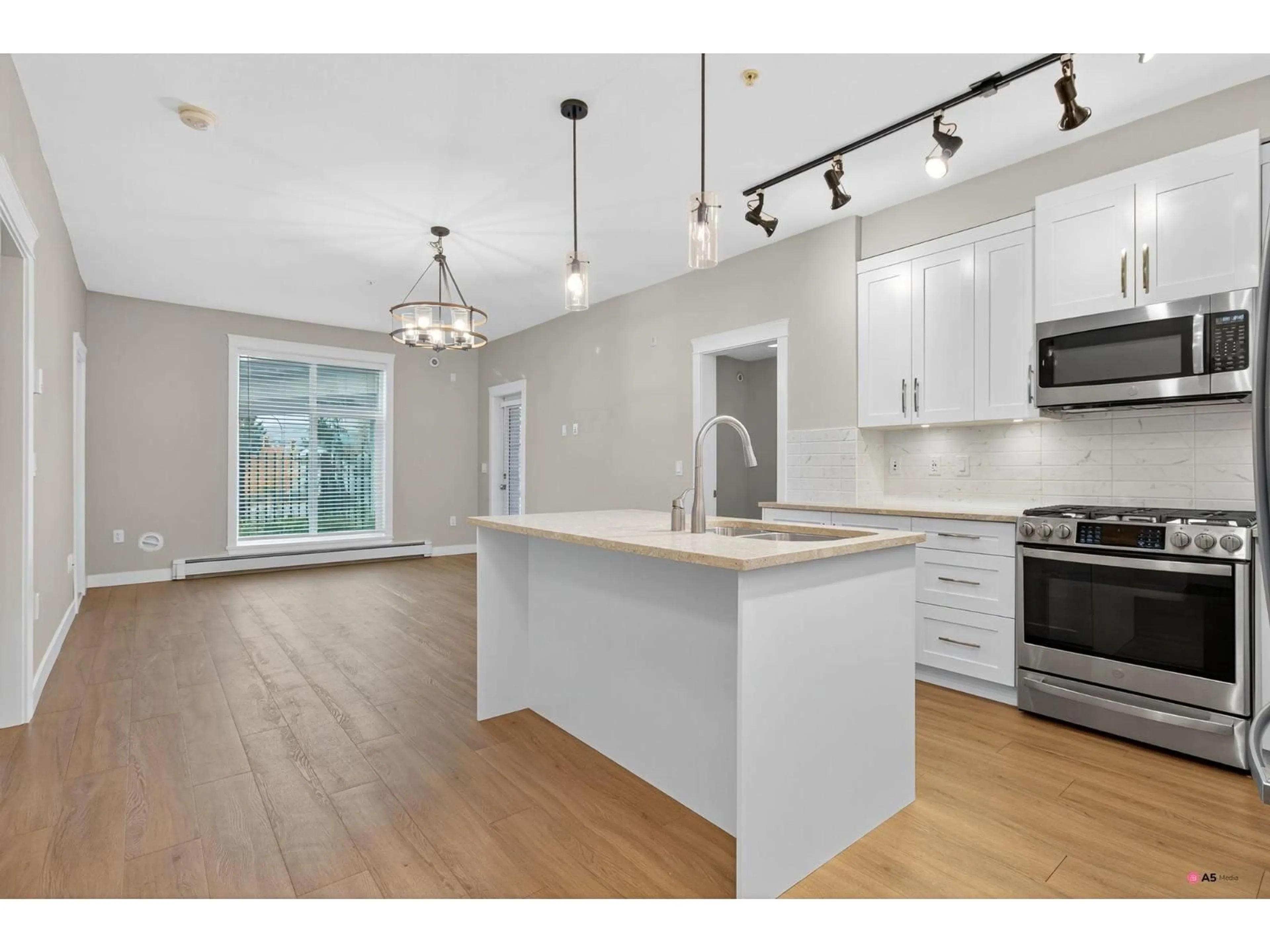 Open concept kitchen, wood/laminate floor for 6 - 11077 RAVINE, Surrey British Columbia V3T0R7