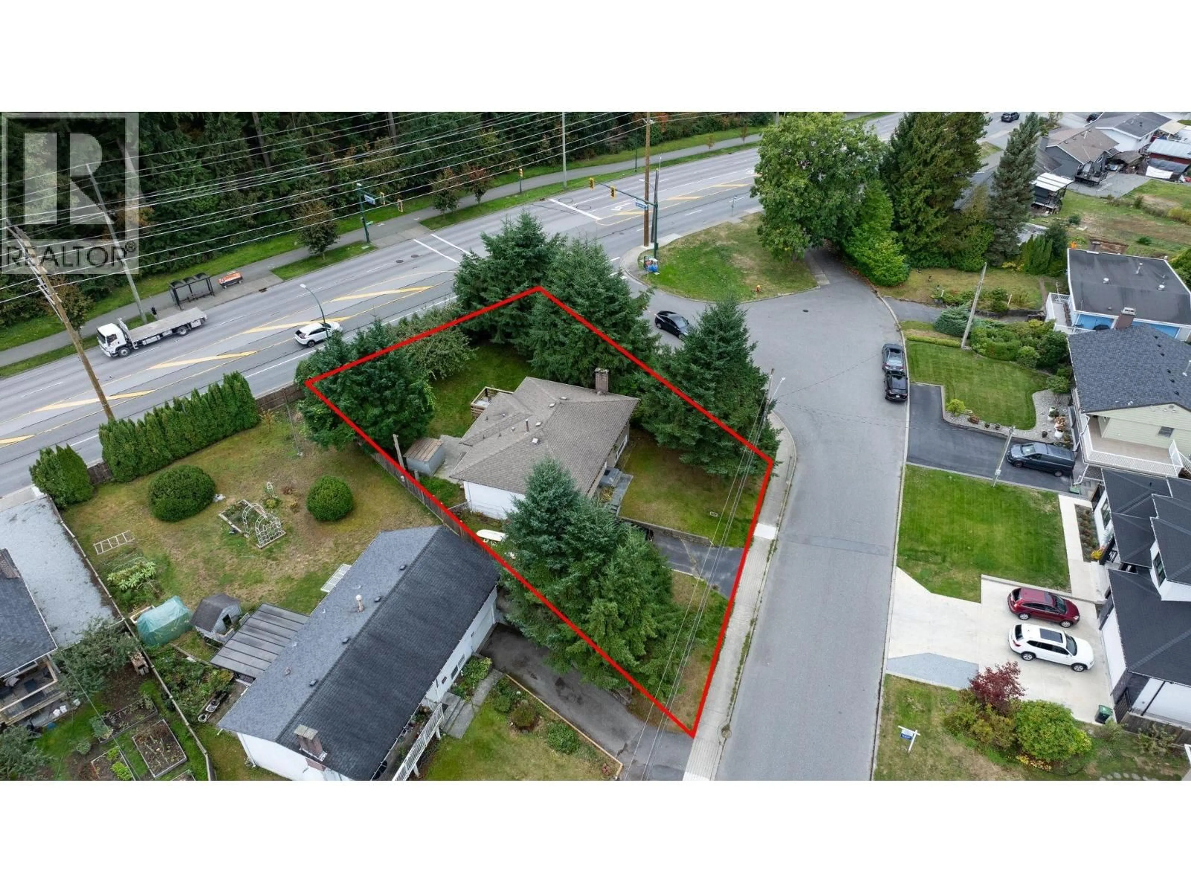 A pic from outside/outdoor area/front of a property/back of a property/a pic from drone, street for 815 SEYMOUR DRIVE, Coquitlam British Columbia V3J6V8