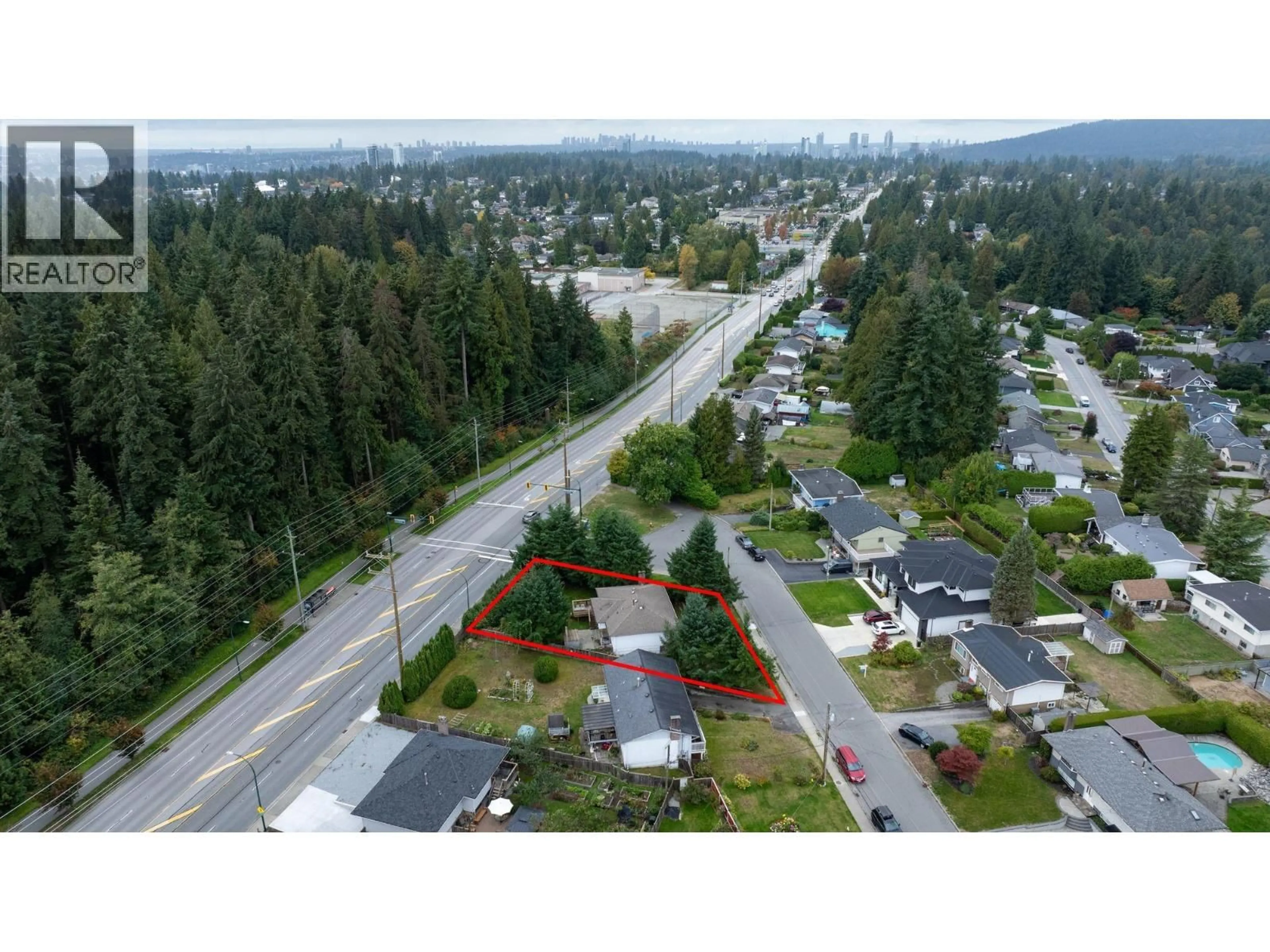 A pic from outside/outdoor area/front of a property/back of a property/a pic from drone, street for 815 SEYMOUR DRIVE, Coquitlam British Columbia V3J6V8