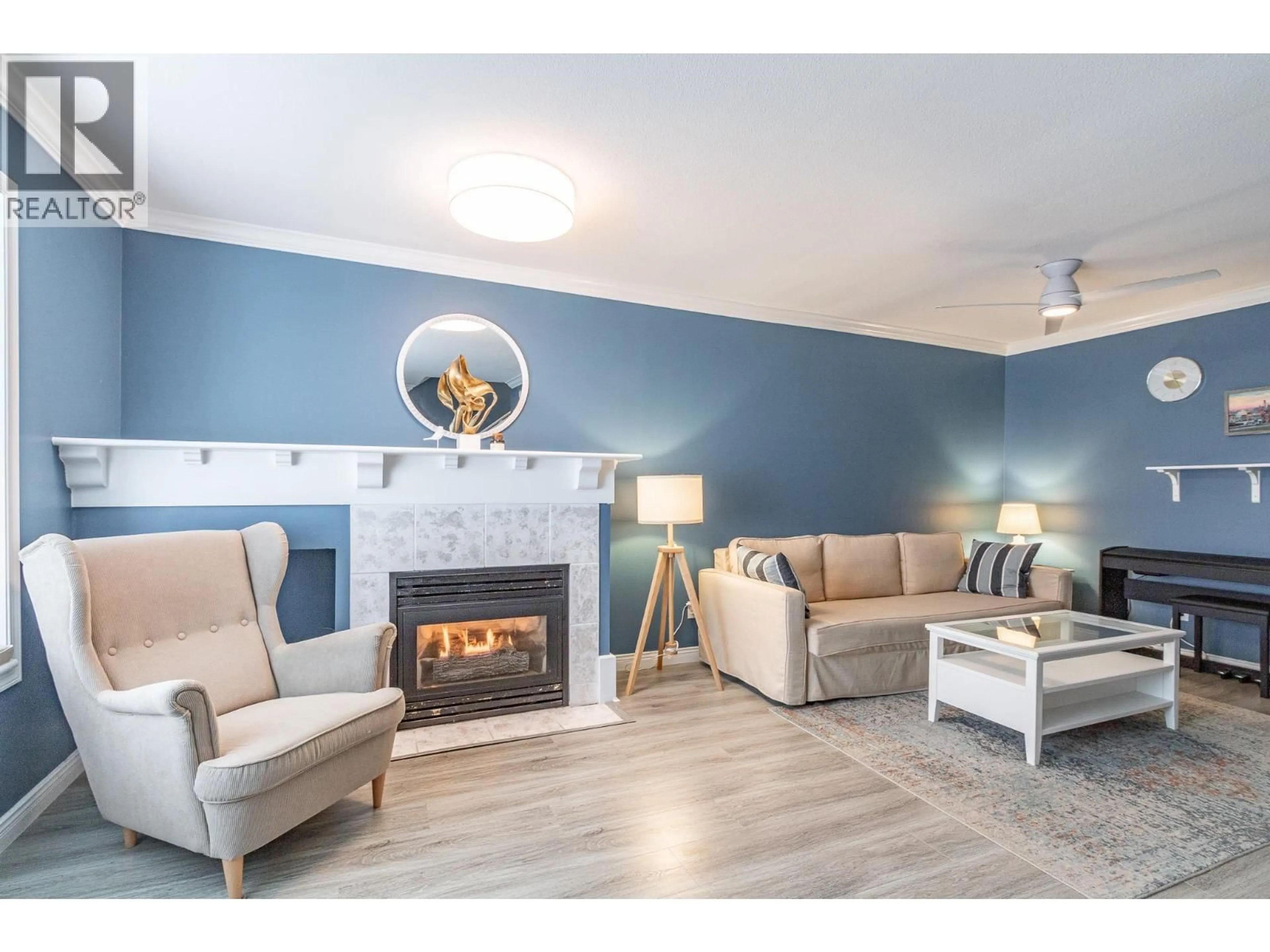 Living room with furniture, wood/laminate floor for 28 - 23560 119 AVENUE, Maple Ridge British Columbia V4R2P5