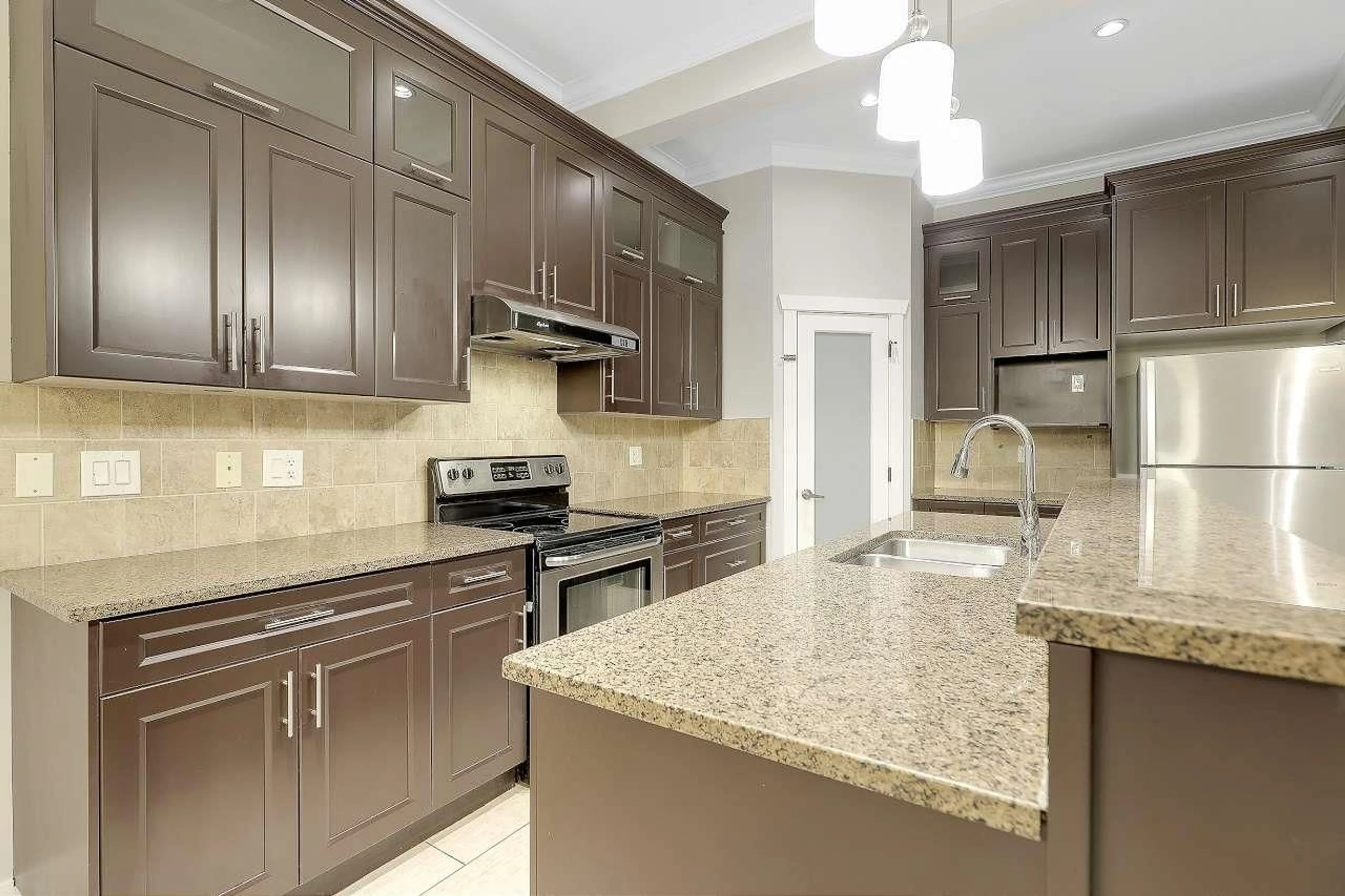 Open concept kitchen, ceramic/tile floor for 7331 196, Surrey British Columbia V4N3E8