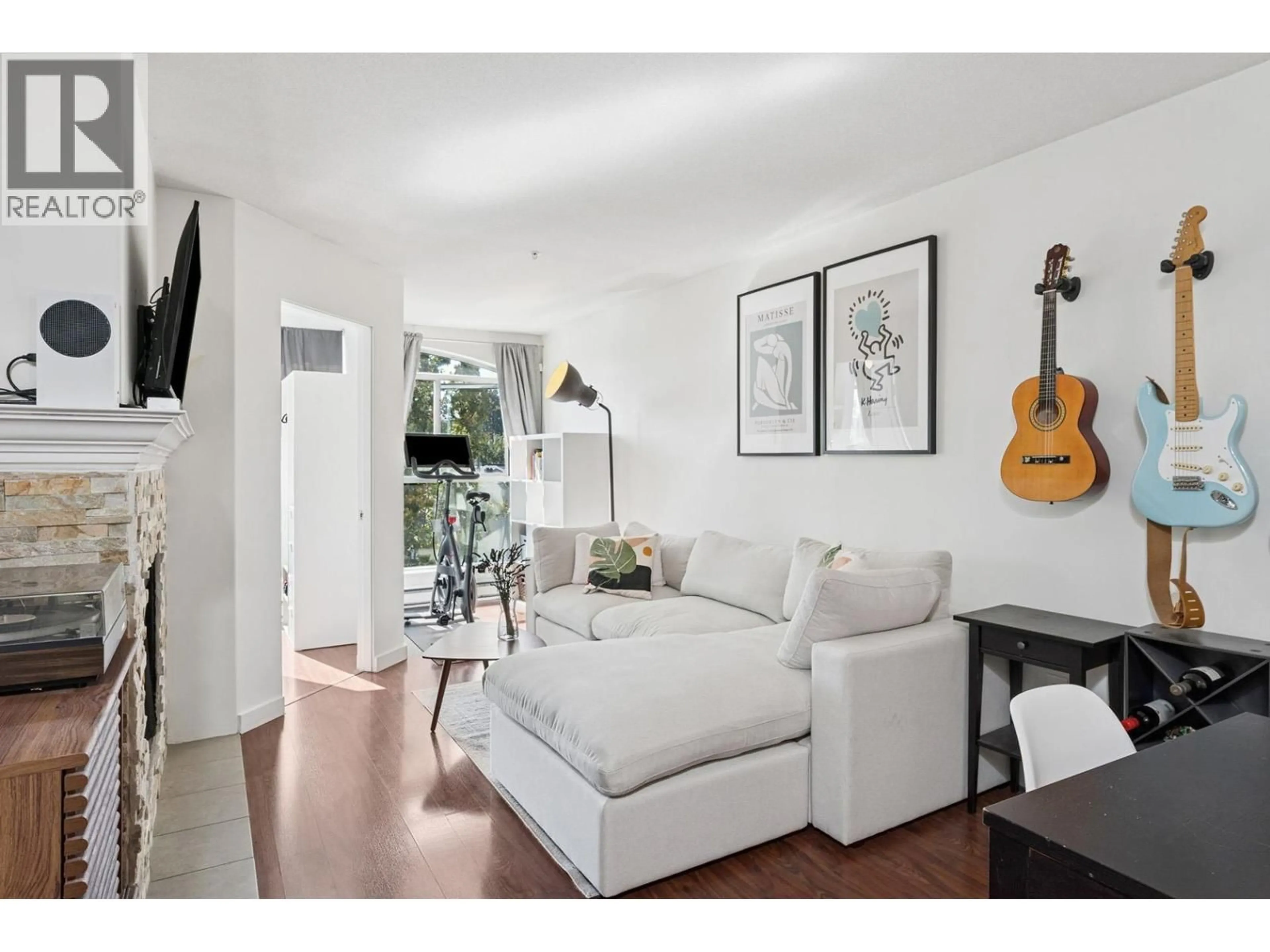 Living room with furniture, unknown for 303 - 189 16TH AVENUE, Vancouver British Columbia V5T4R2