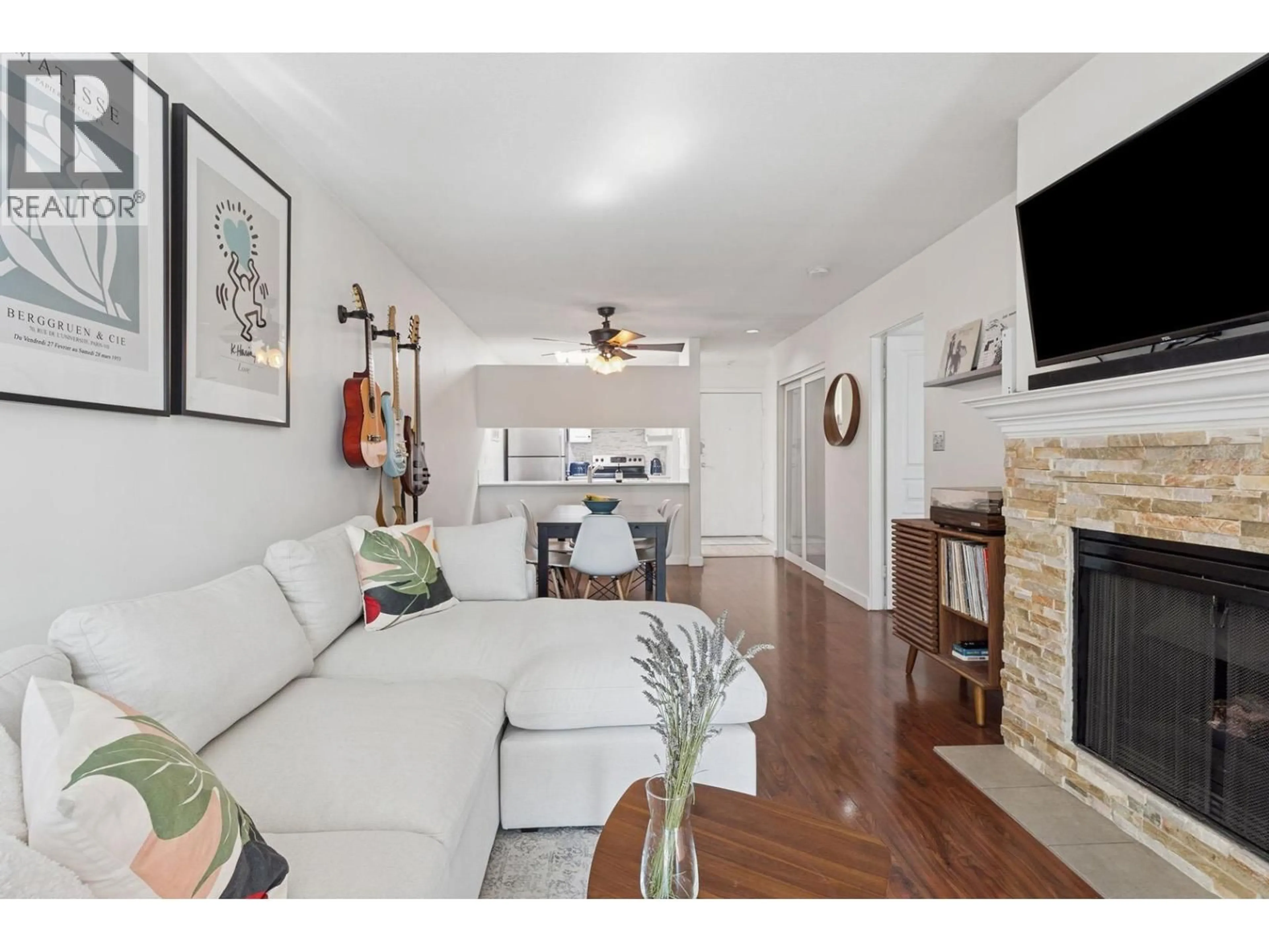 Living room with furniture, wood/laminate floor for 303 - 189 16TH AVENUE, Vancouver British Columbia V5T4R2