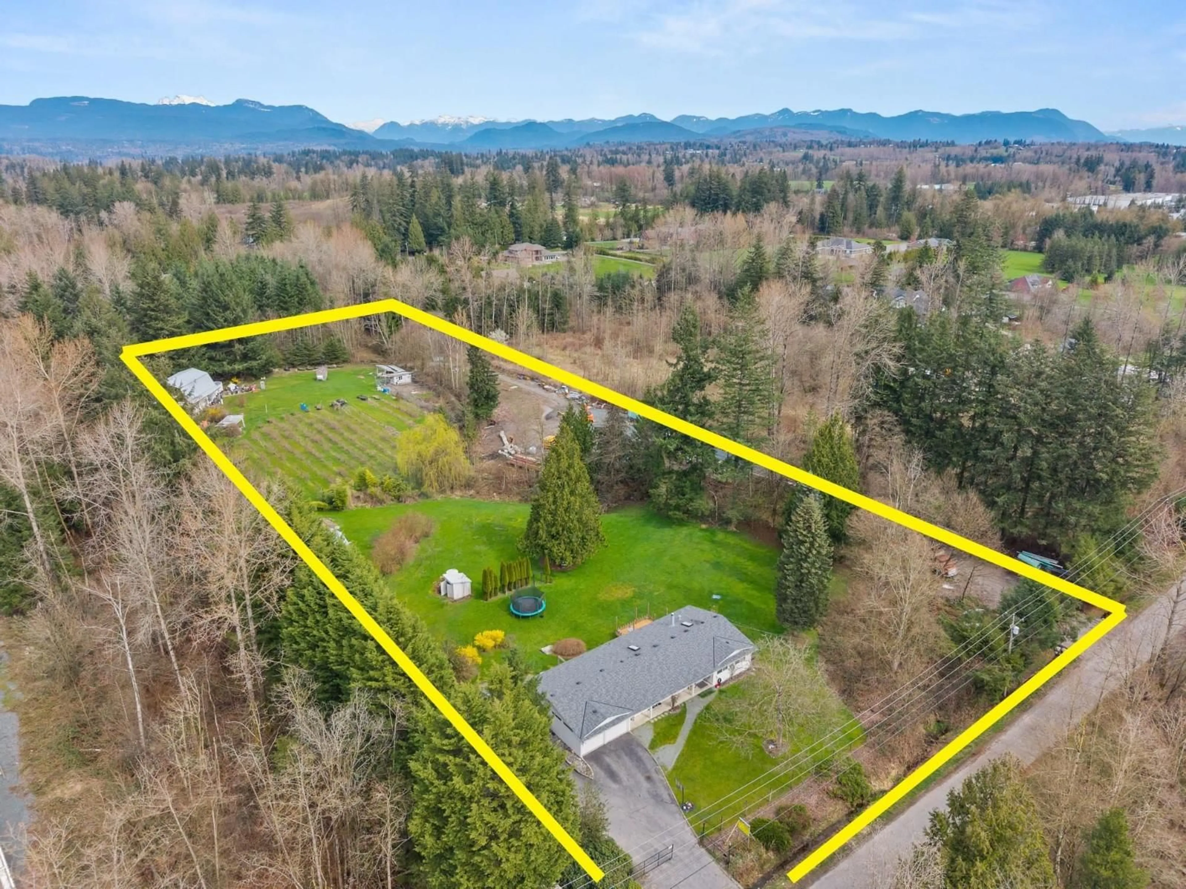 A pic from outside/outdoor area/front of a property/back of a property/a pic from drone, unknown for 26871 58, Langley British Columbia V4W1V6