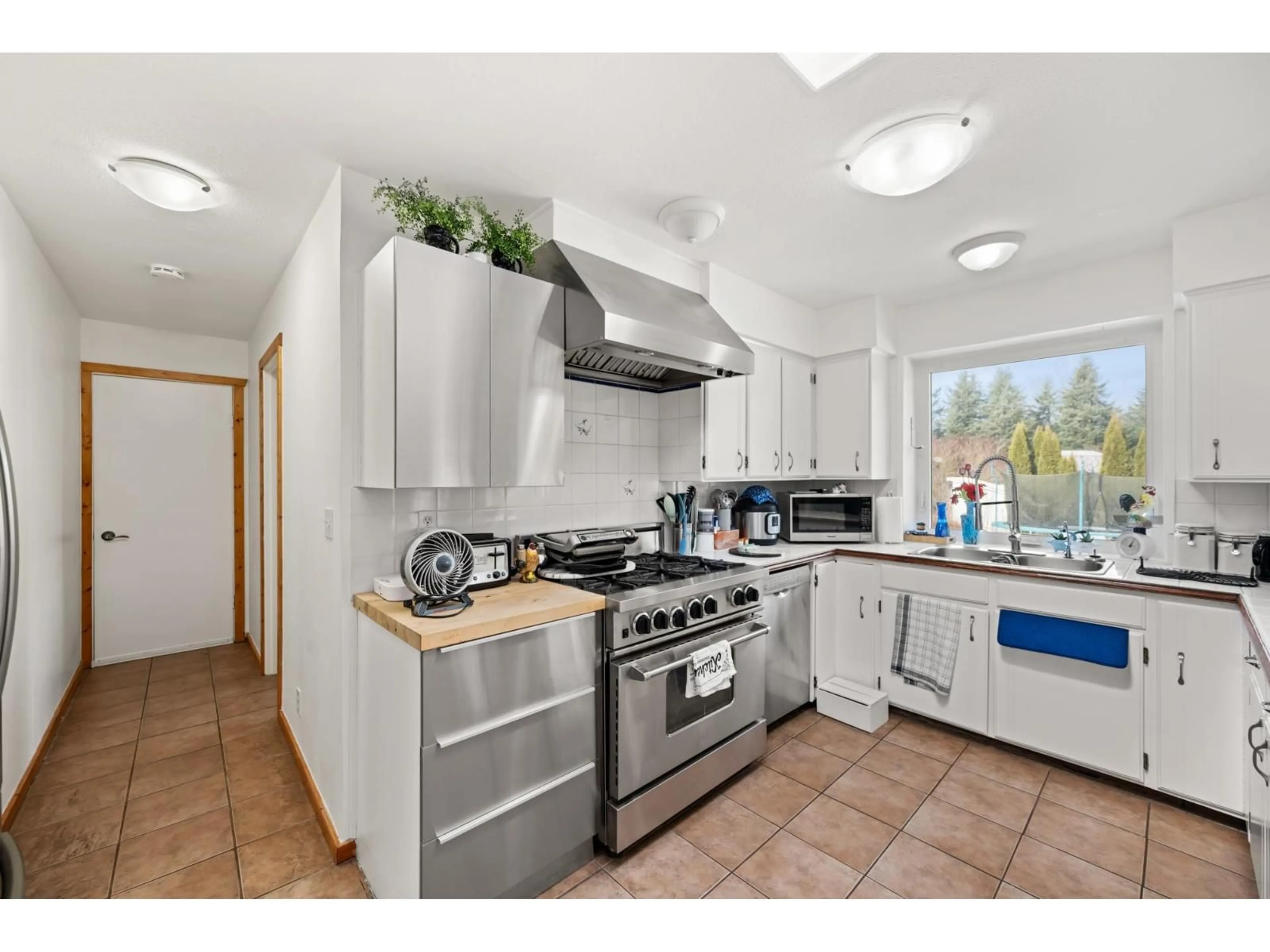Standard kitchen, ceramic/tile floor for 26871 58 AVENUE, Langley British Columbia V4W1V6