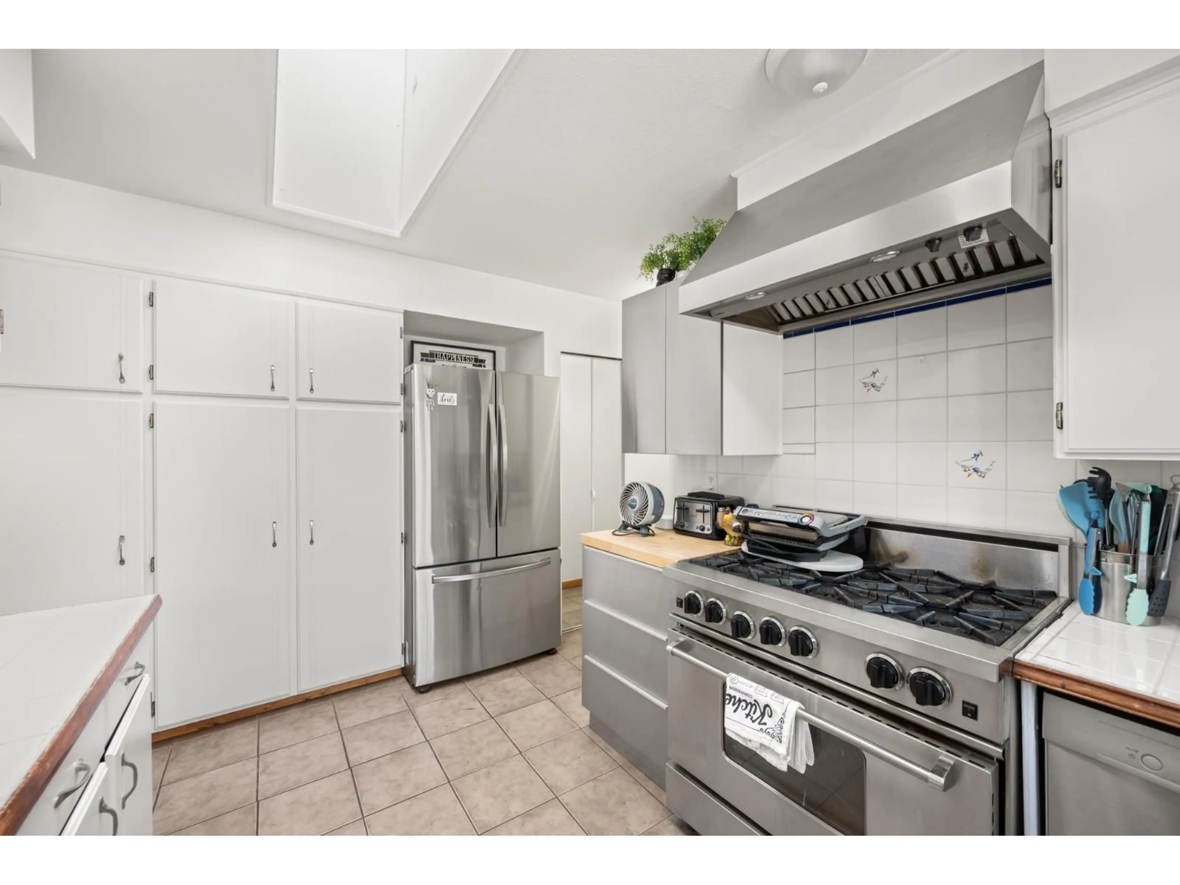 Standard kitchen, ceramic/tile floor for 26871 58 AVENUE, Langley British Columbia V4W1V6