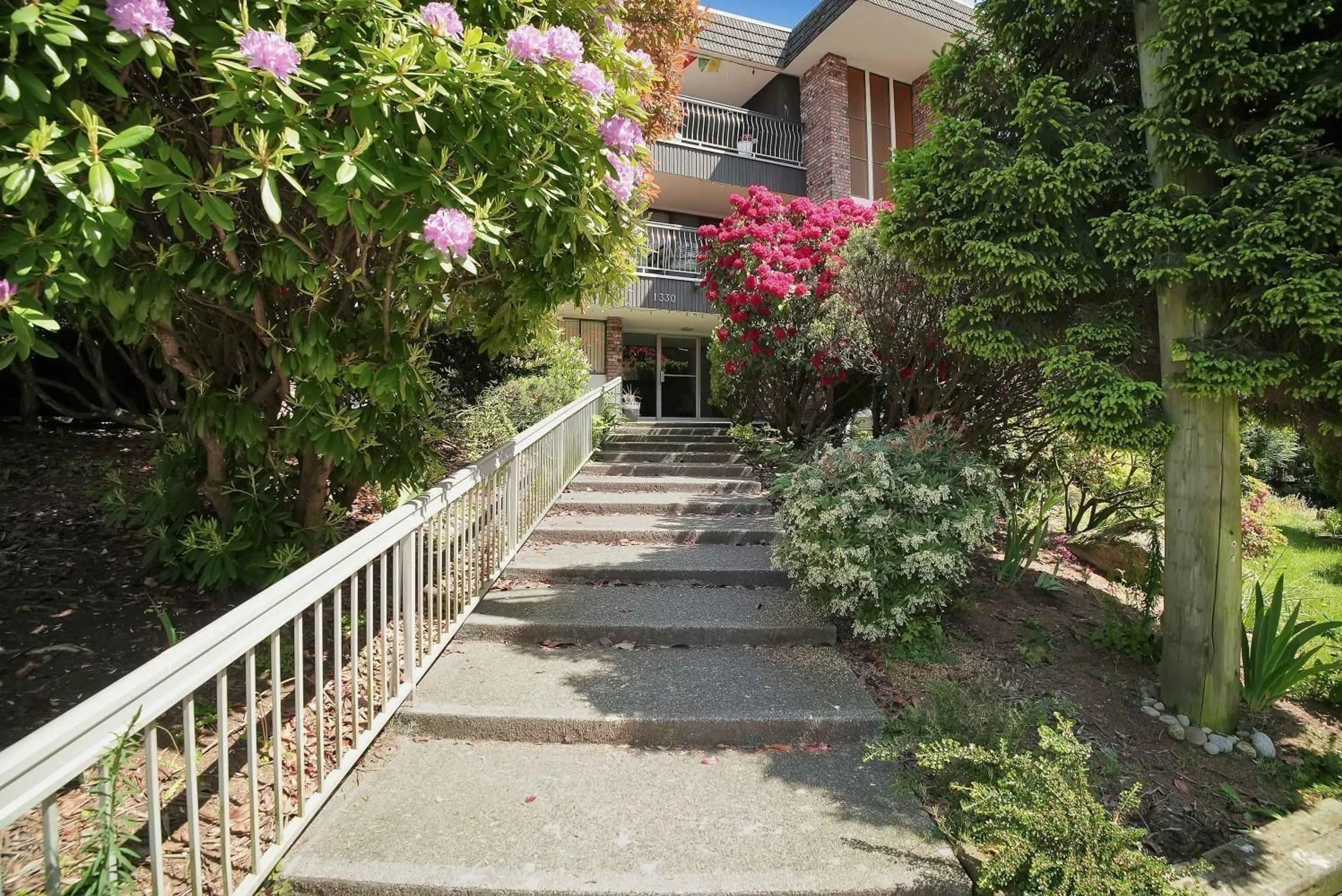 Patio, street for 105 - 1330 MARTIN, White Rock British Columbia V4B3W5