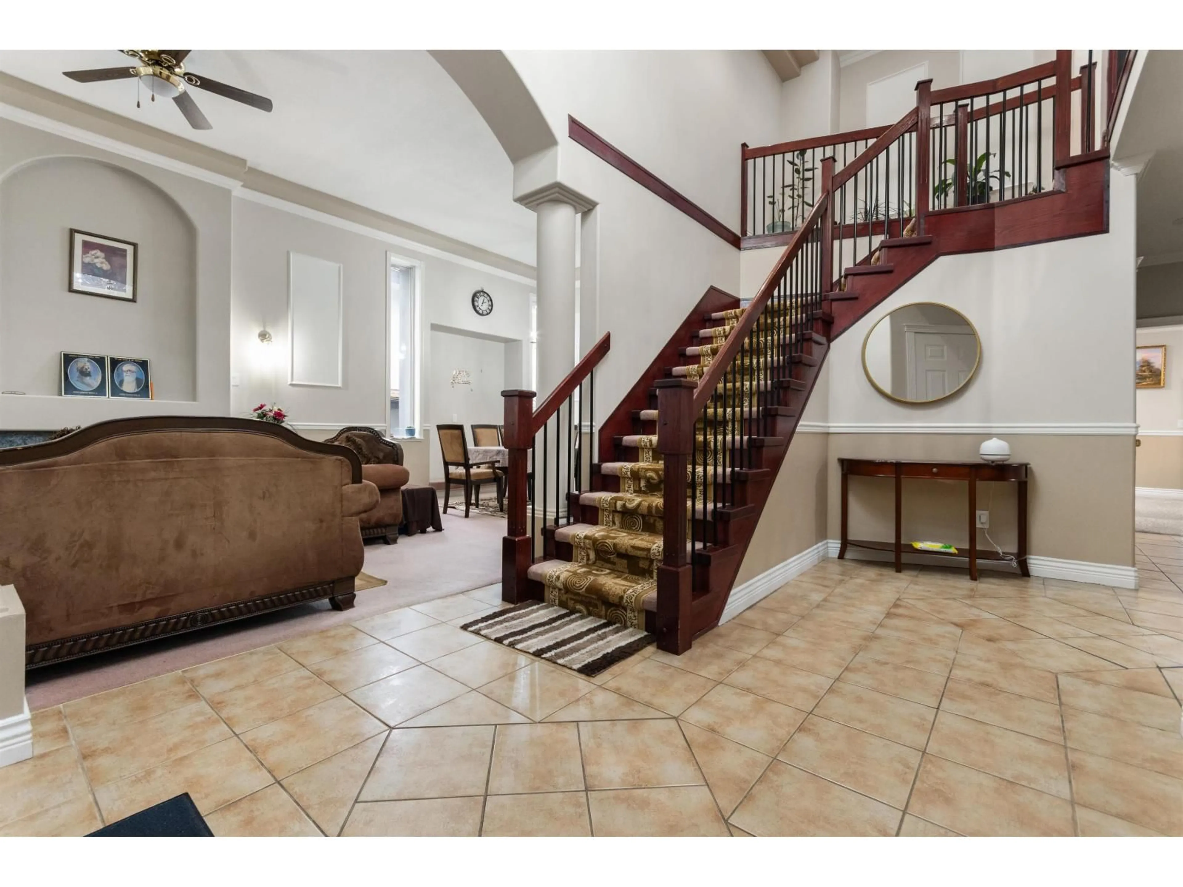 Indoor foyer for 31520 RIDGEVIEW, Abbotsford British Columbia V2T6R9