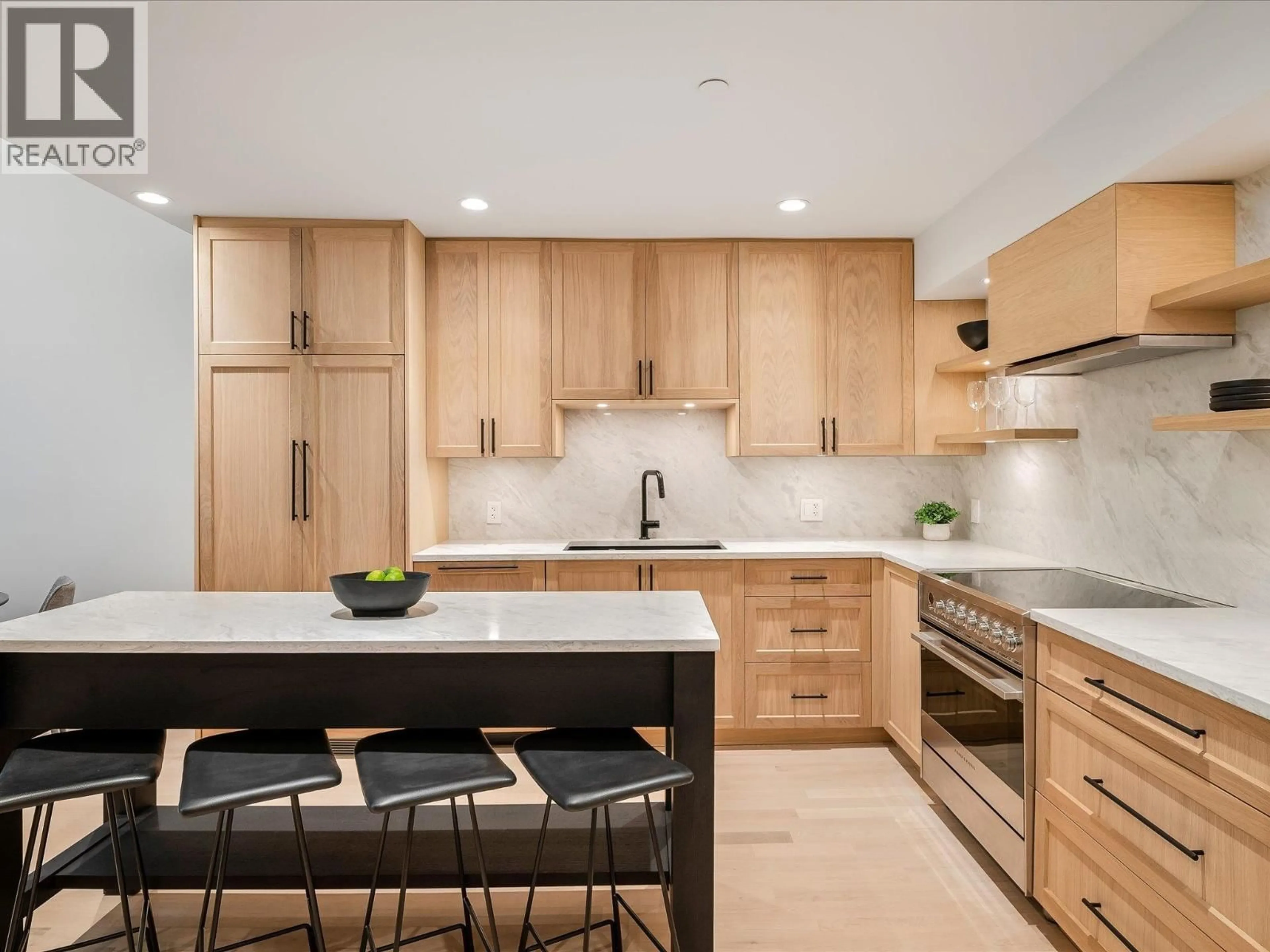 Contemporary kitchen, unknown for 310 - 4821 SPEARHEAD DRIVE, Whistler British Columbia V8E1E8