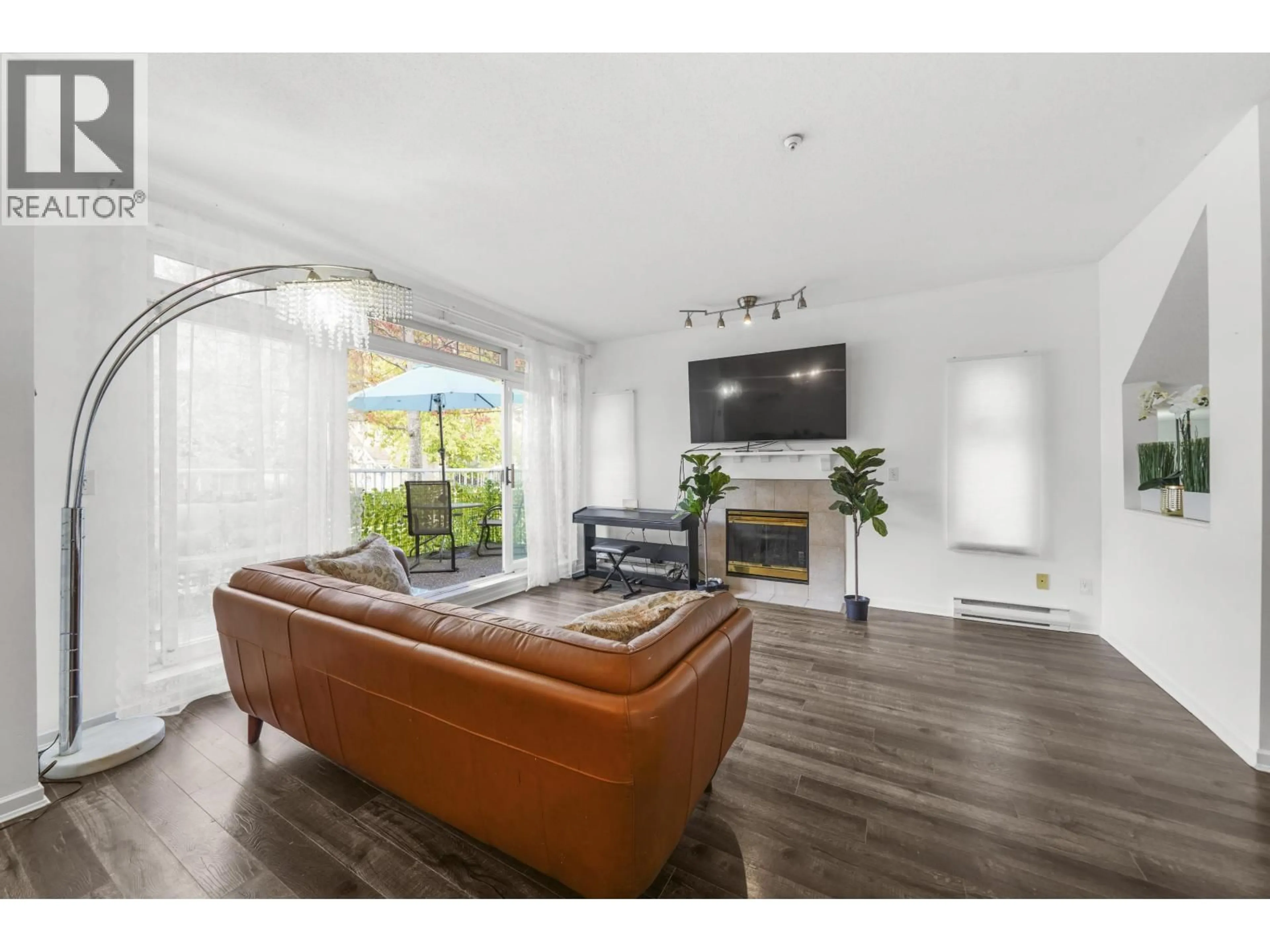 Living room with furniture, wood/laminate floor for 63 - 2422 HAWTHORNE AVENUE, Port Coquitlam British Columbia V3C6K7