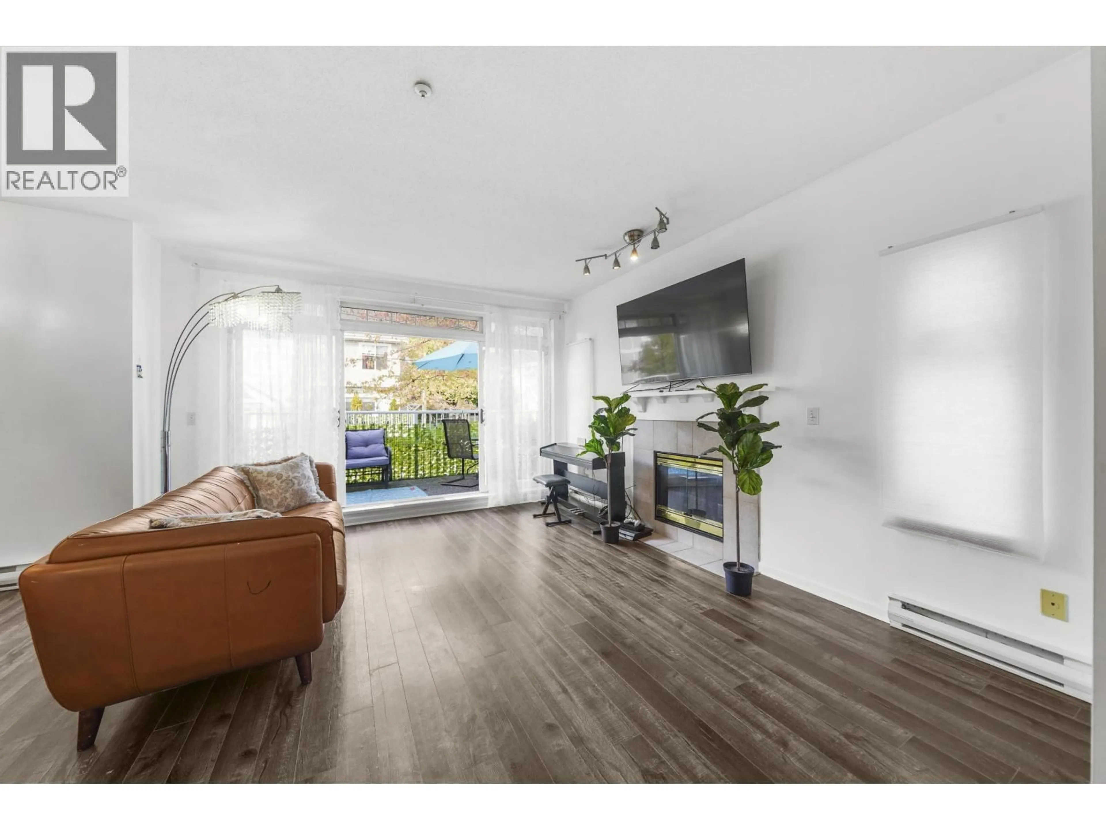 Living room with furniture, wood/laminate floor for 63 - 2422 HAWTHORNE AVENUE, Port Coquitlam British Columbia V3C6K7