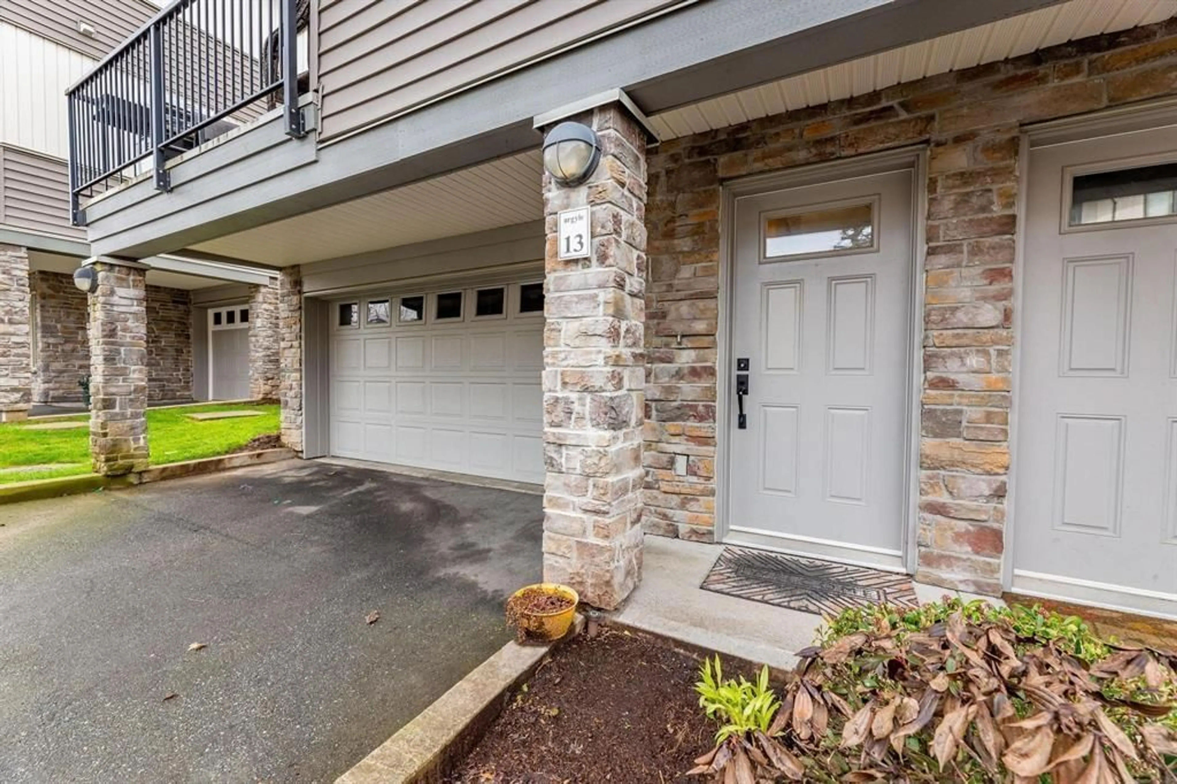 Indoor entryway for 13 - 34248 KING, Abbotsford British Columbia V2S0B1
