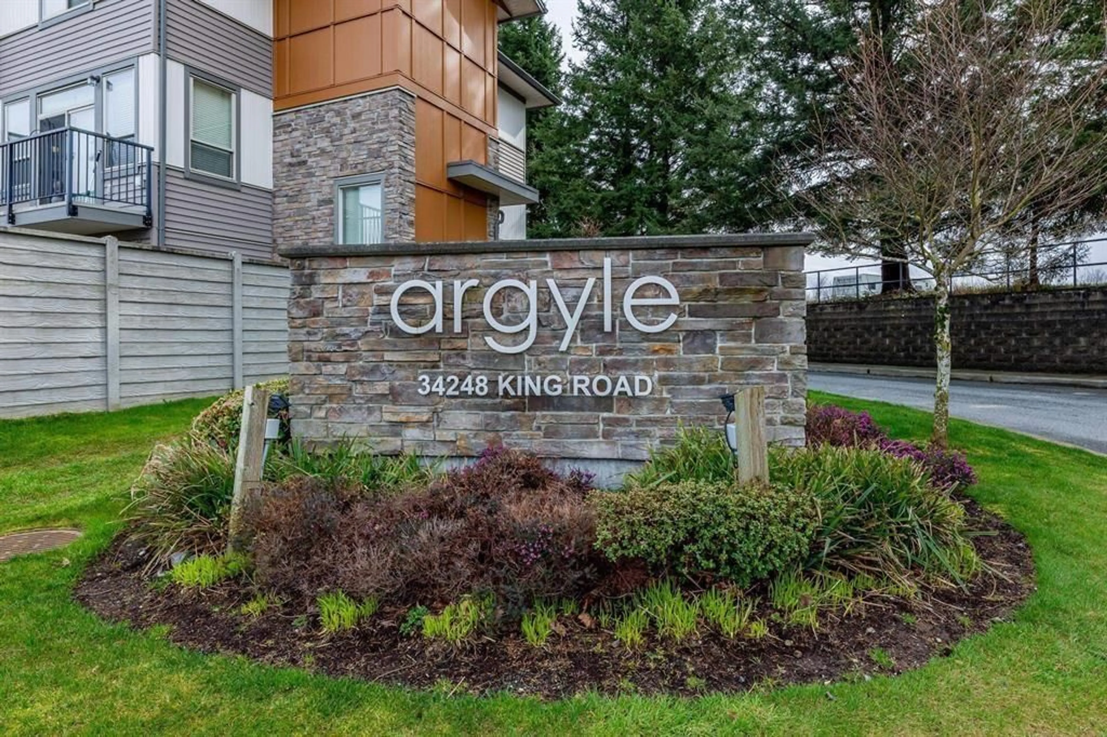 Indoor foyer for 13 - 34248 KING, Abbotsford British Columbia V2S0B1