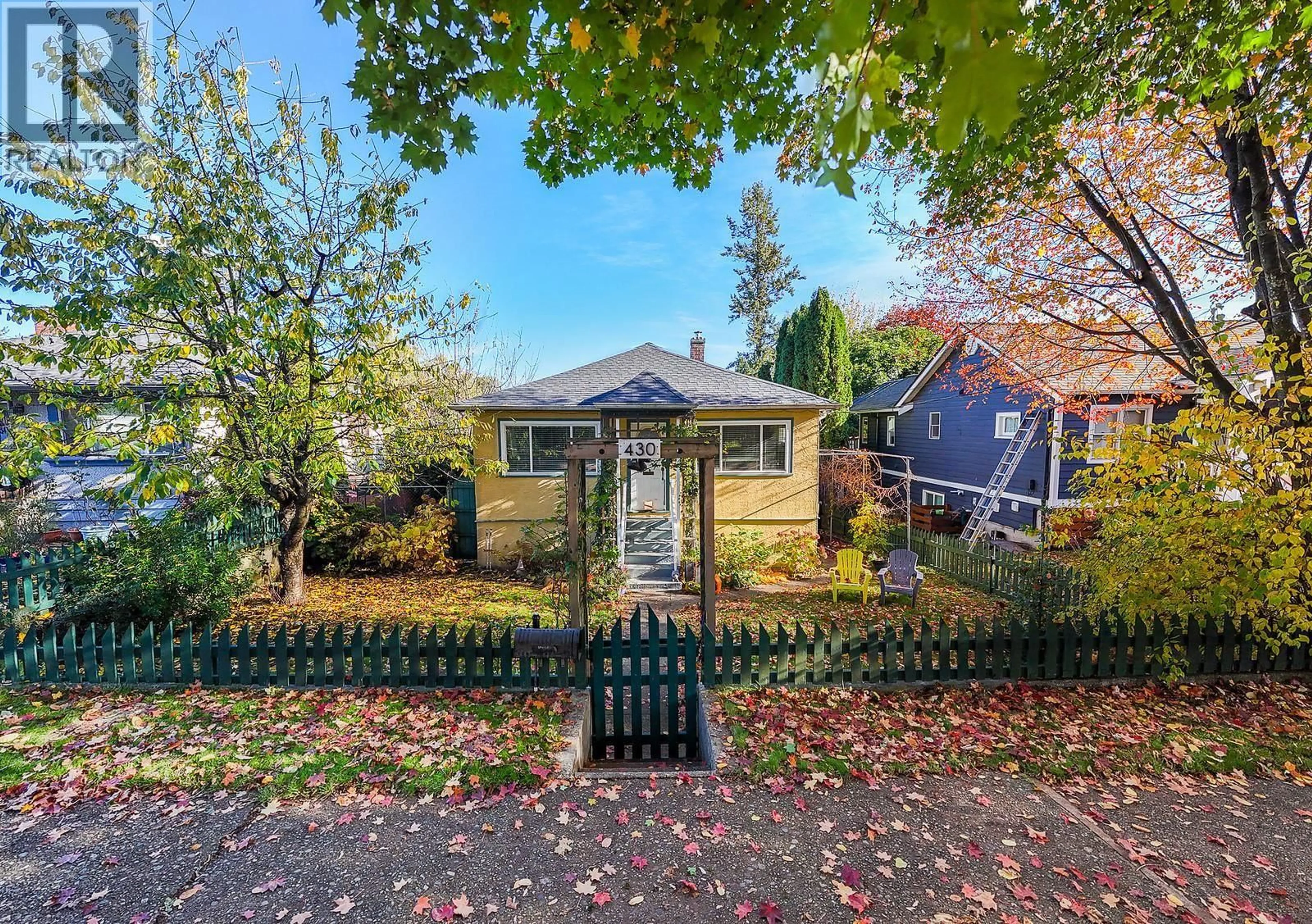 A pic from outside/outdoor area/front of a property/back of a property/a pic from drone, street for 430 GARRETT STREET, New Westminster British Columbia V3L3S2