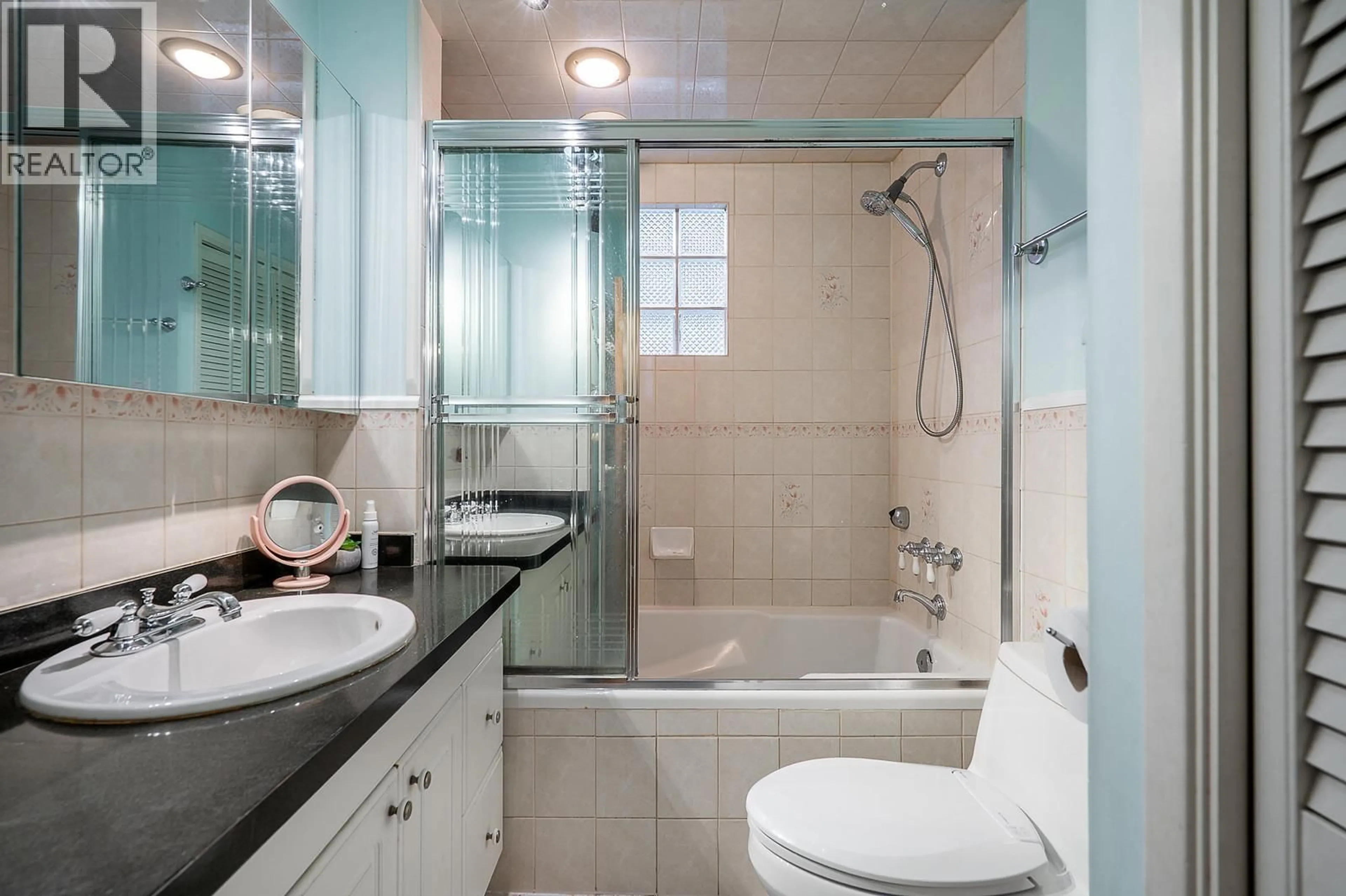 Standard bathroom, ceramic/tile floor for 430 GARRETT STREET, New Westminster British Columbia V3L3S2