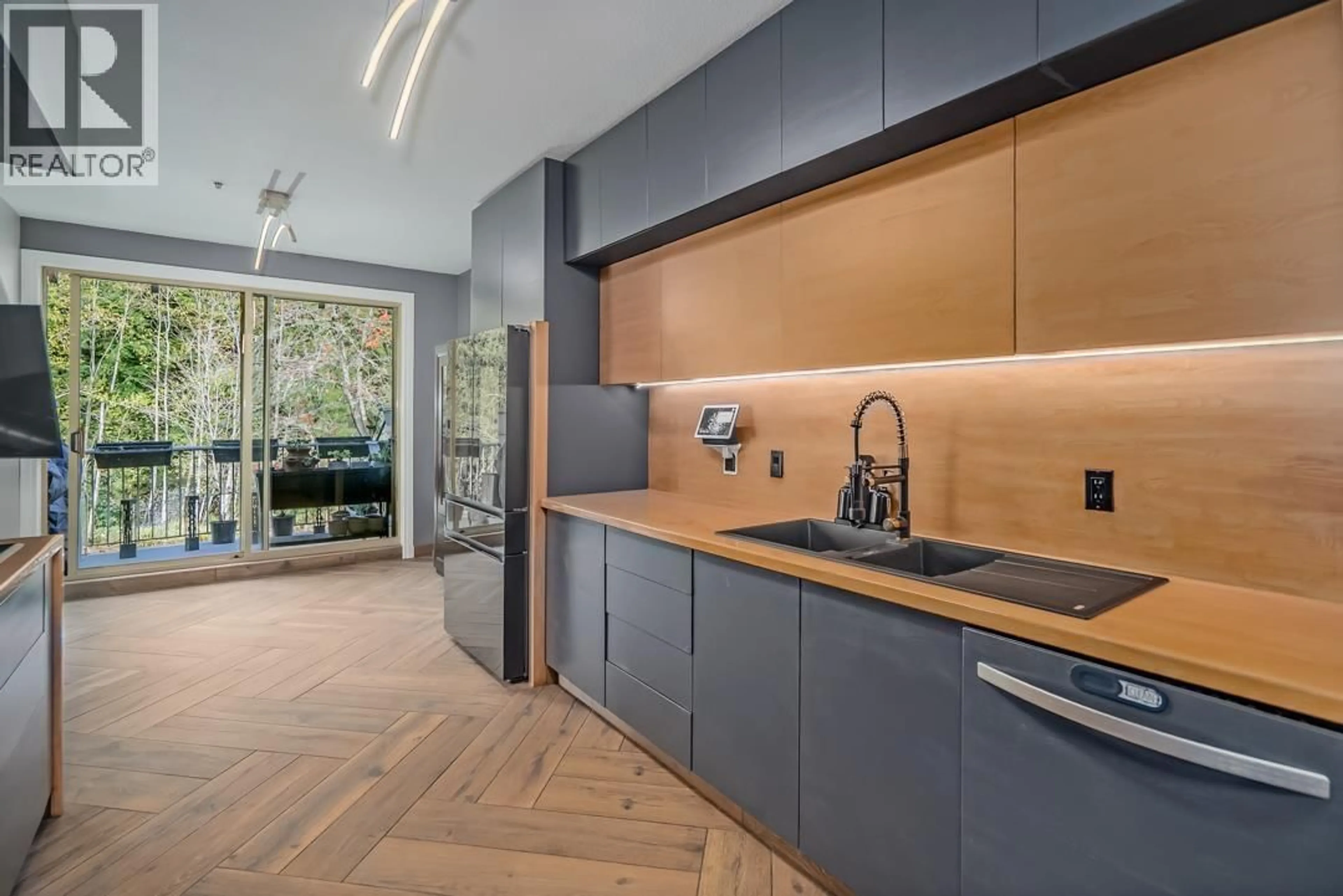 Contemporary kitchen, unknown for 405 - 3176 PLATEAU BOULEVARD, Coquitlam British Columbia V3E3J2