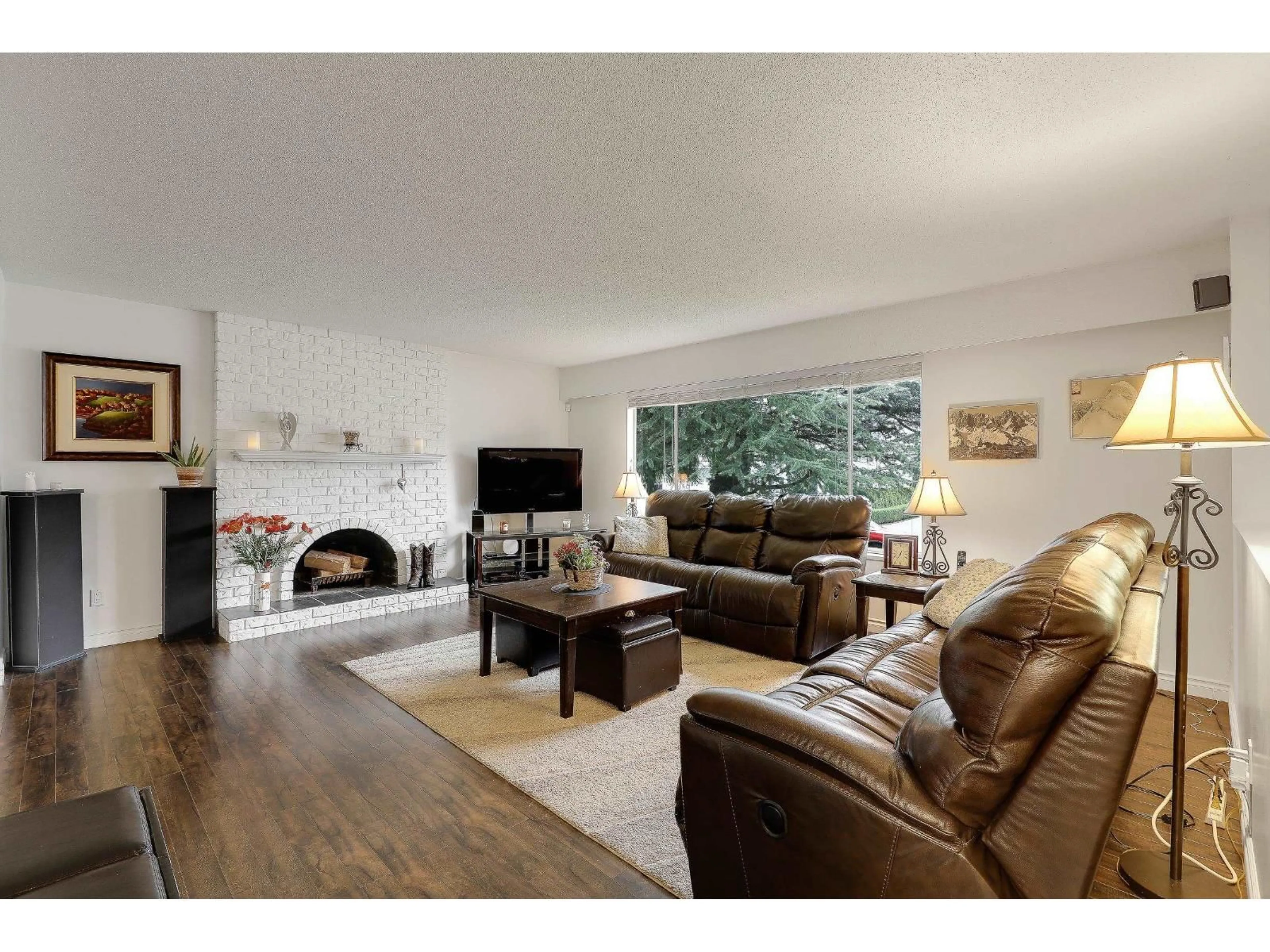 Living room with furniture, wood/laminate floor for 4571 198, Langley British Columbia V3A1E7
