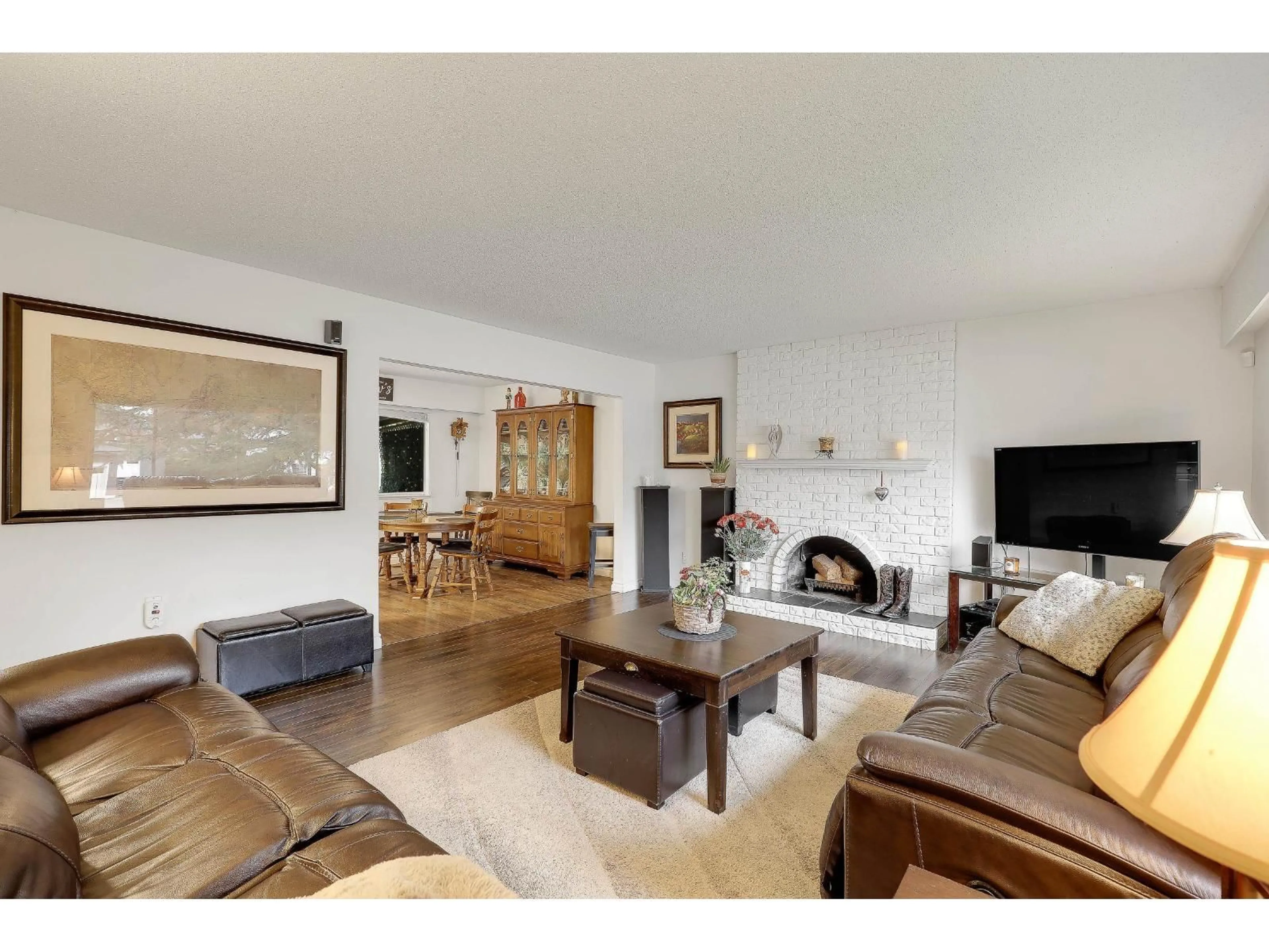 Living room with furniture, unknown for 4571 198, Langley British Columbia V3A1E7