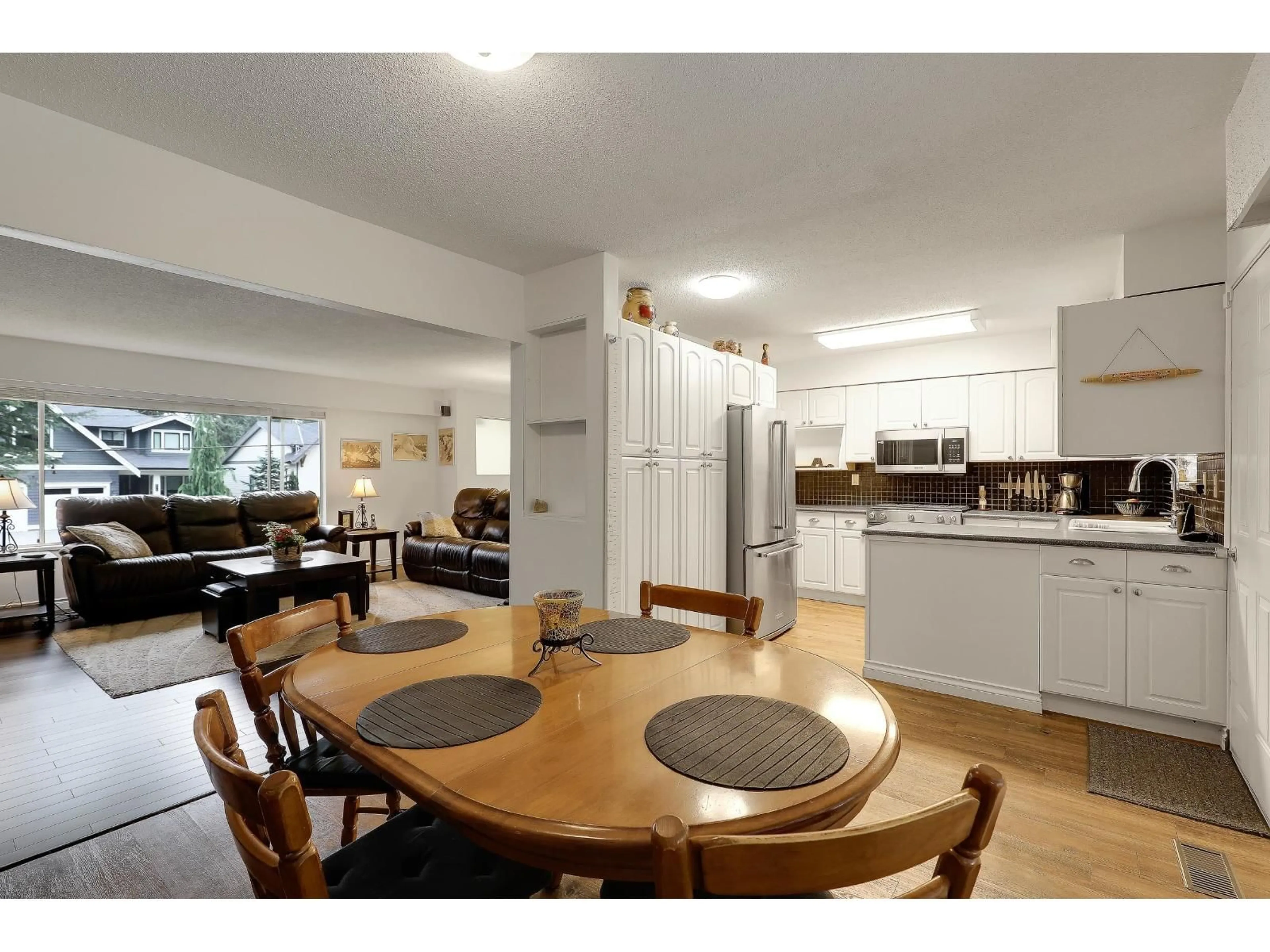 Open concept kitchen, wood/laminate floor for 4571 198, Langley British Columbia V3A1E7