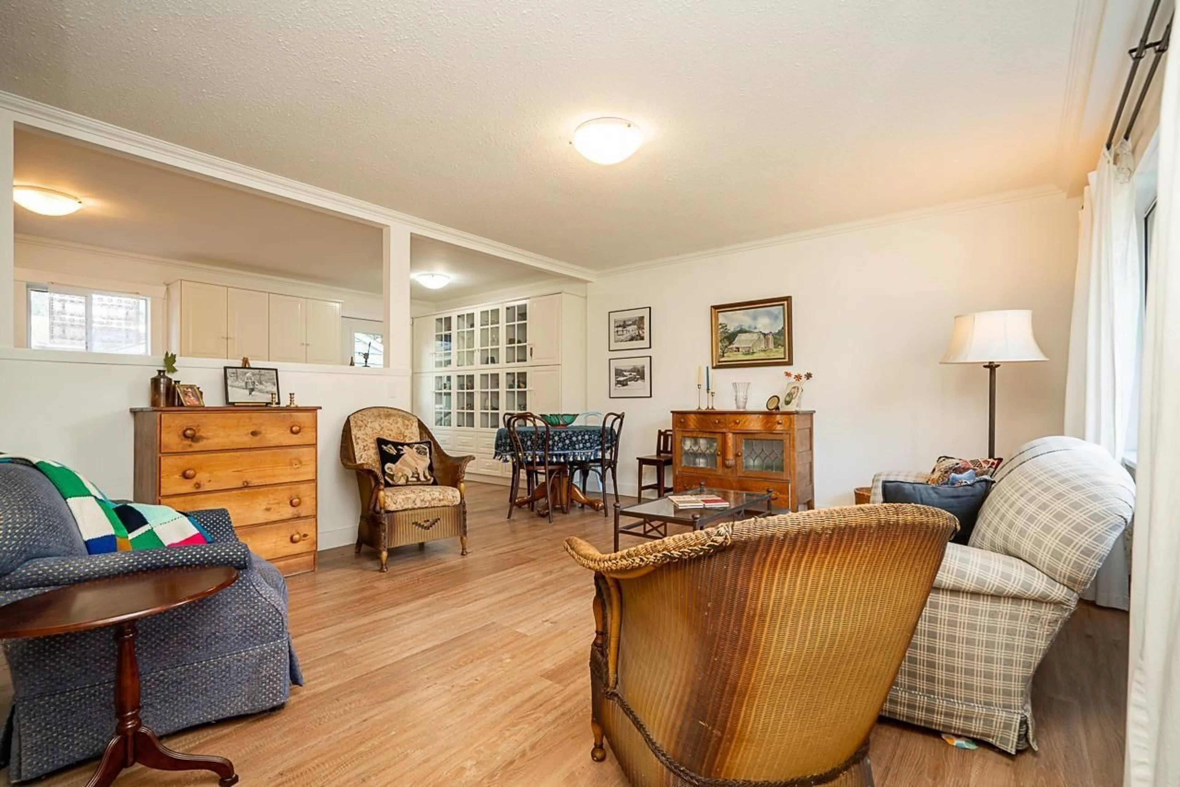 Living room with furniture, wood/laminate floor for 10098 PARK, Surrey British Columbia V3V3A7