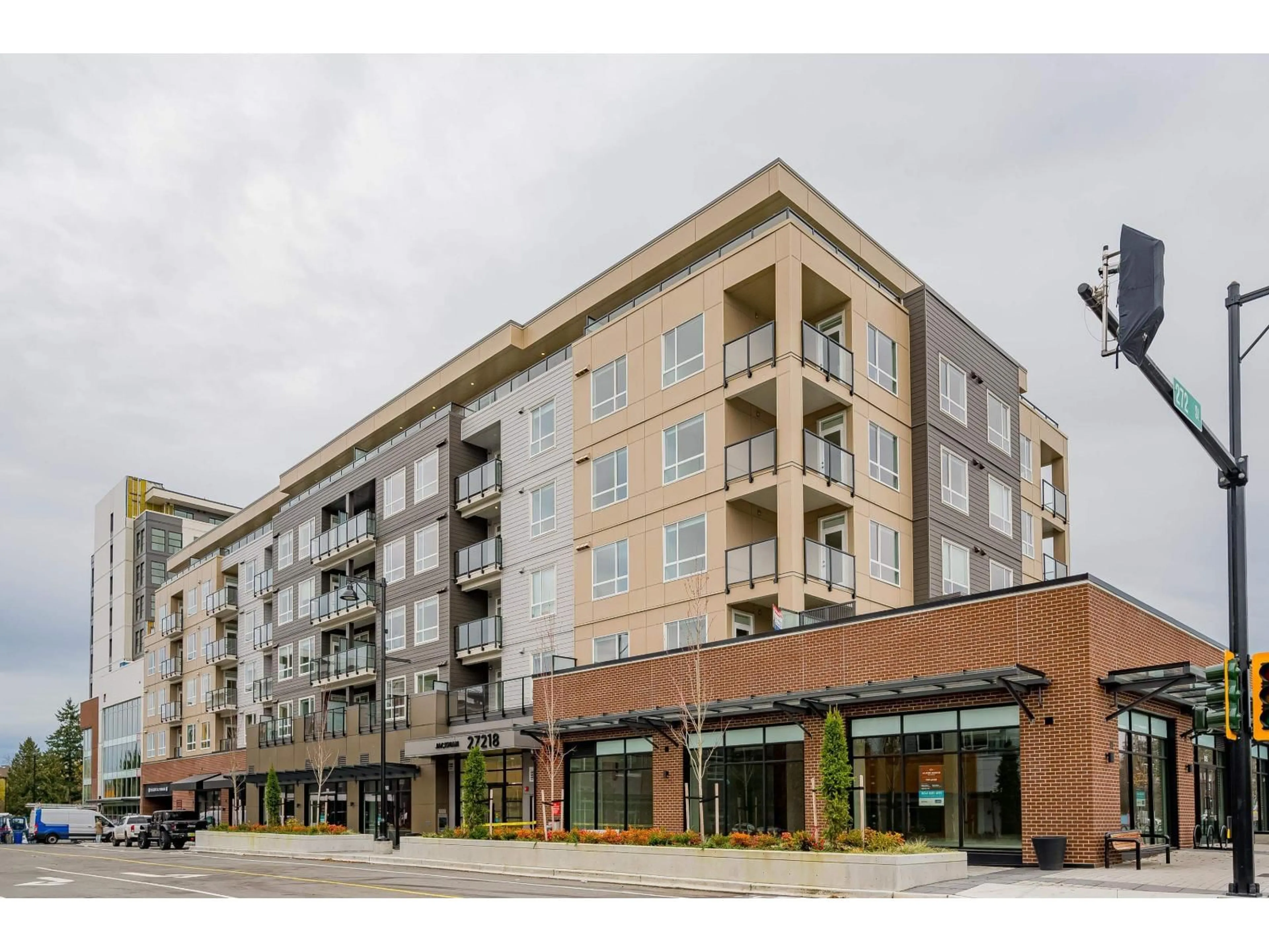 Patio, building for 414 - 27218 ALDERGROVE TOWN CENTER, Langley British Columbia V4W0E4