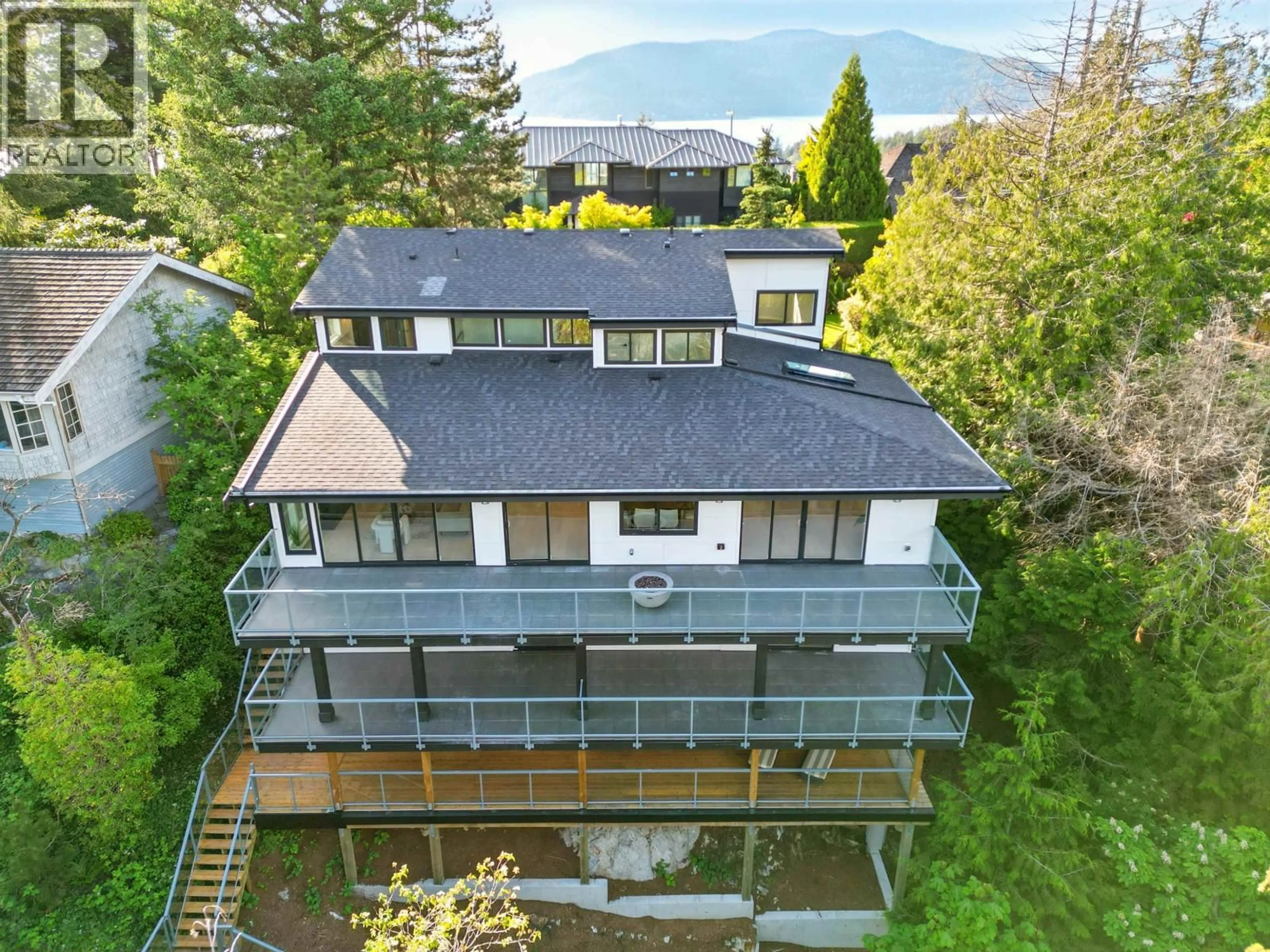 A pic from outside/outdoor area/front of a property/back of a property/a pic from drone, water/lake/river/ocean view for 6230 SUMMIT AVENUE, West Vancouver British Columbia V7W1Y2