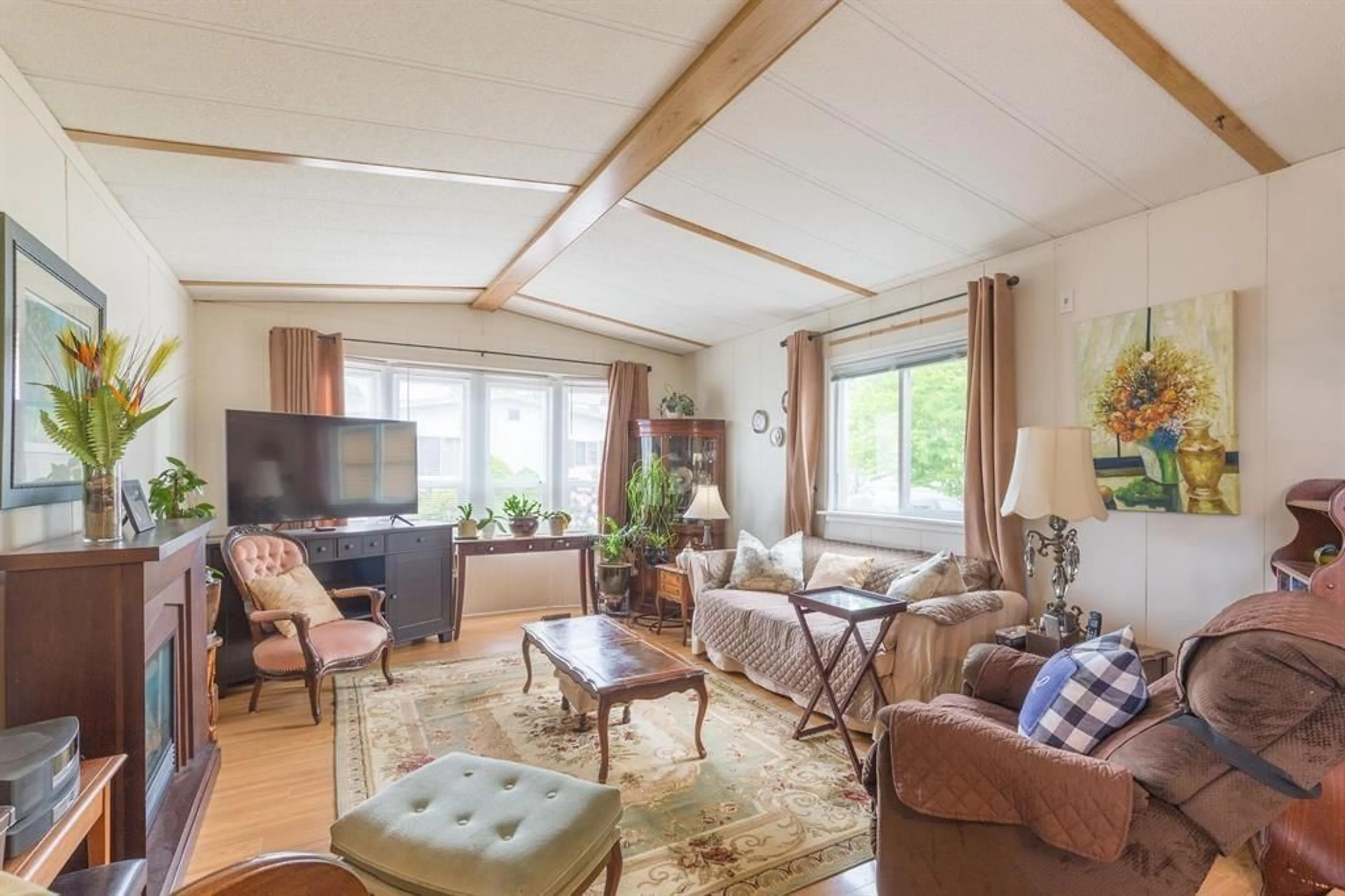 Living room with furniture, wood/laminate floor for 50 - 8254 134, Surrey British Columbia V3W6M2