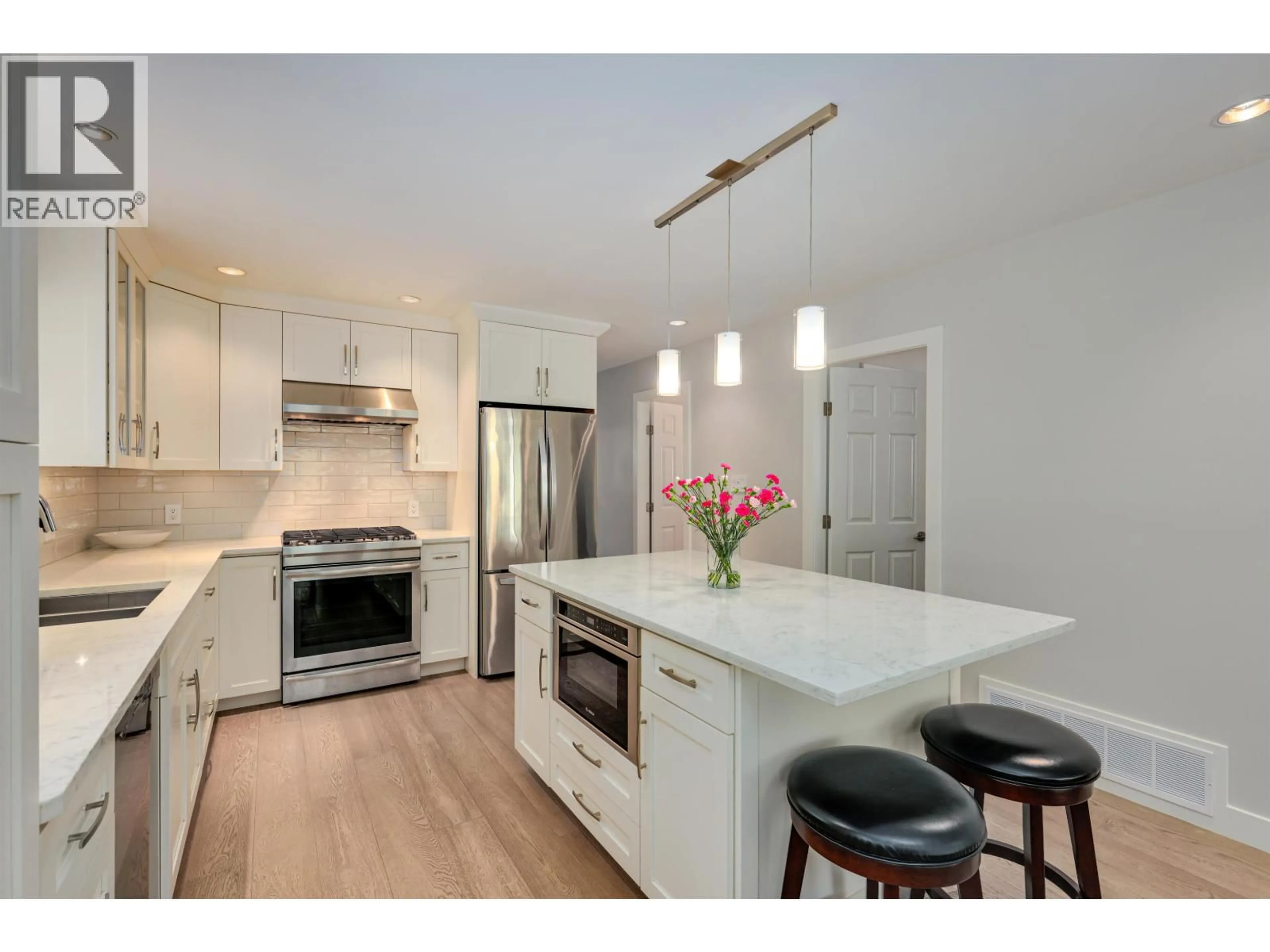Open concept kitchen, unknown for 1433 DORAN ROAD, North Vancouver British Columbia V7K1N1